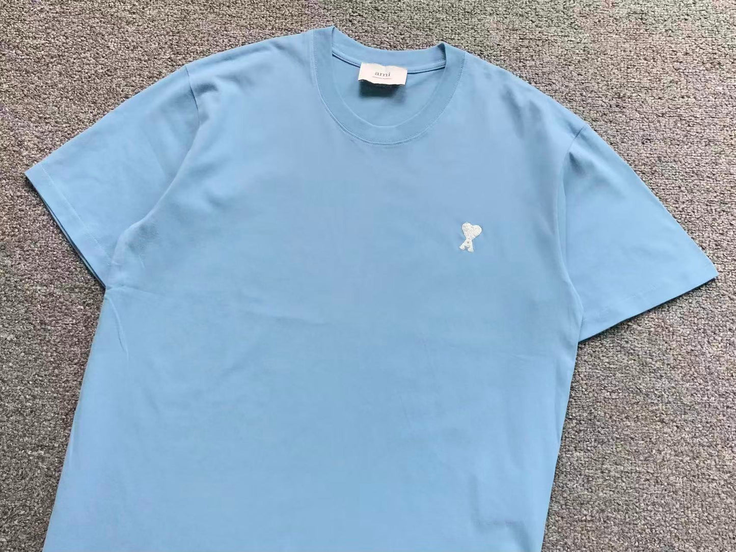 Camiseta AMI Paris Logo Coração Mini Bordado