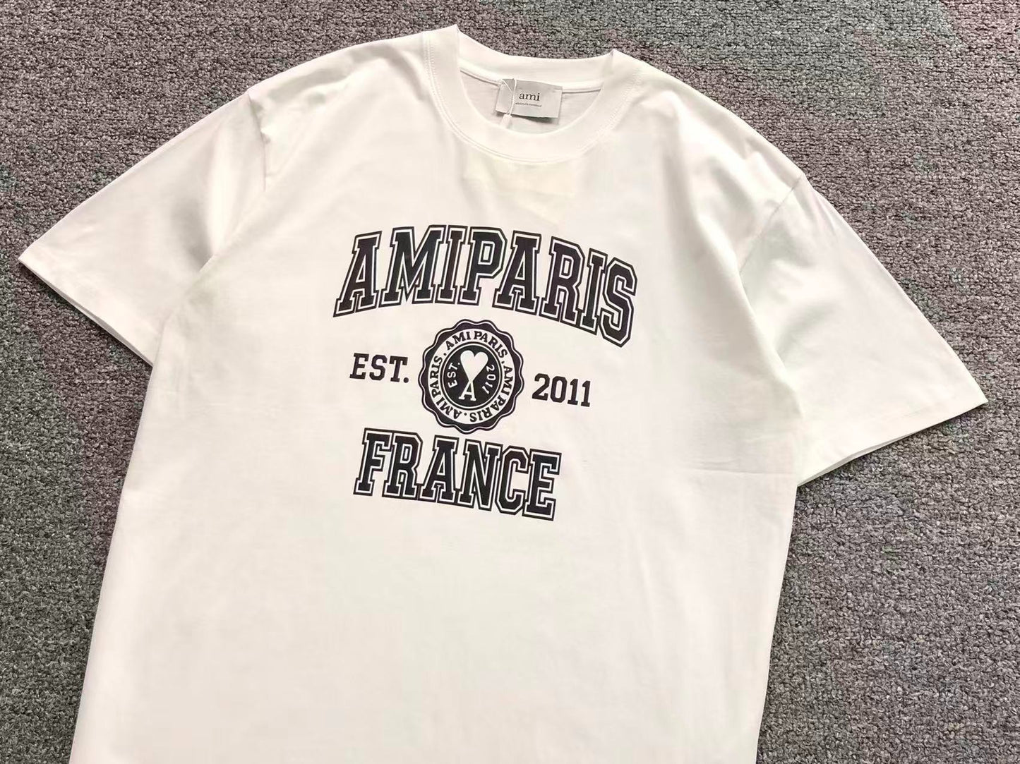 Camiseta AMI Paris Badge Varsity
