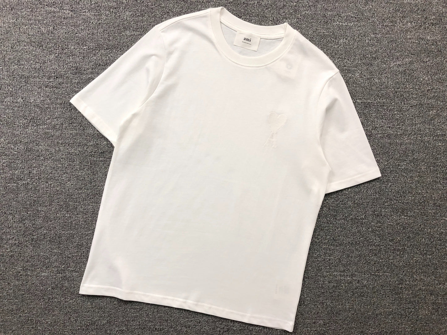 Camiseta AMI Paris Minimal Tonal Heart Logo