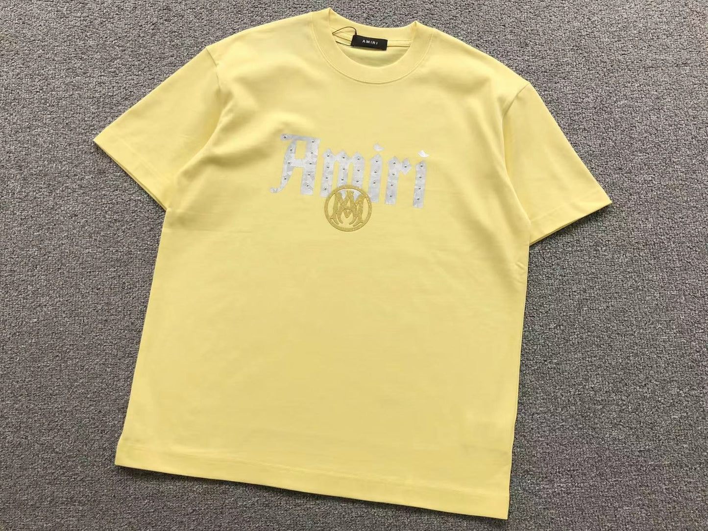 Camiseta AMIRI Gothic Logo Gold Emblem