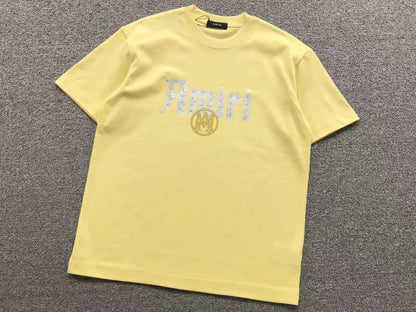 Camiseta AMIRI Gothic Logo Gold Emblem
