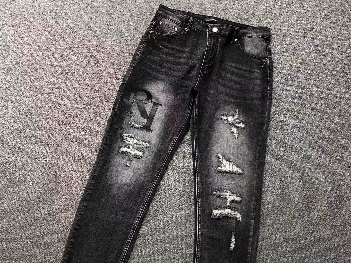 Calça AMIRI Tonal Logo Black Destroyed Denim