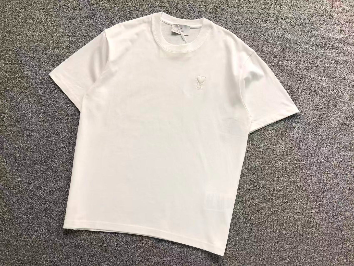 Camiseta AMI Paris Logo Coração Mini Bordado