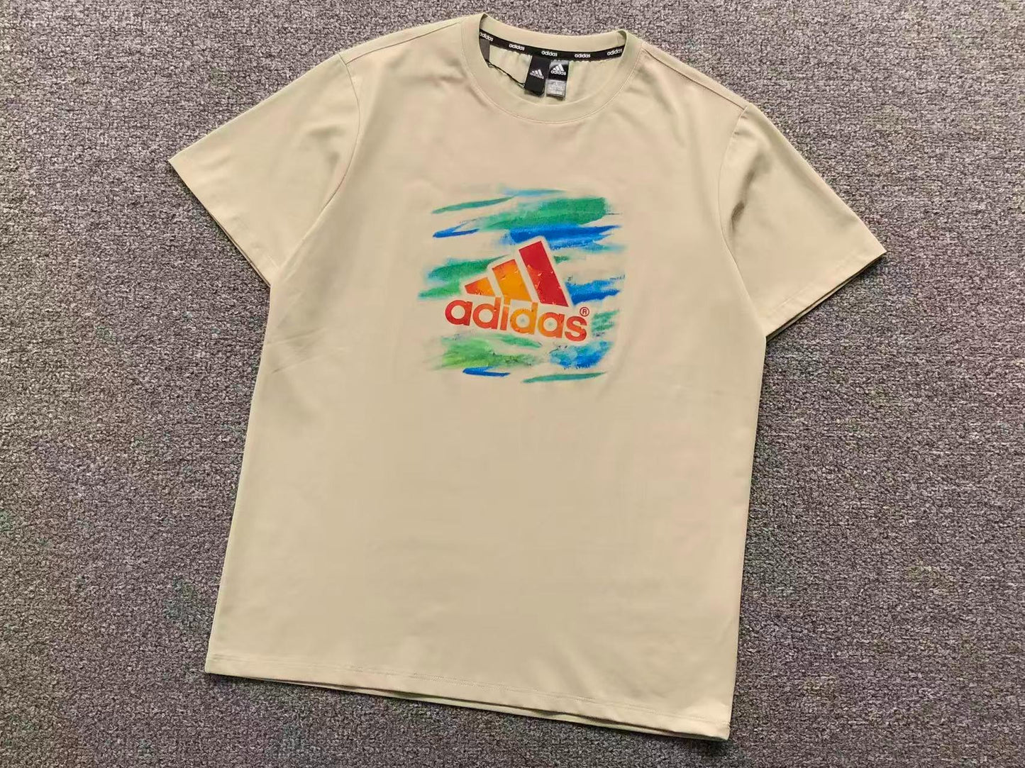 Camiseta Adidas Brush Stroke Color Logo