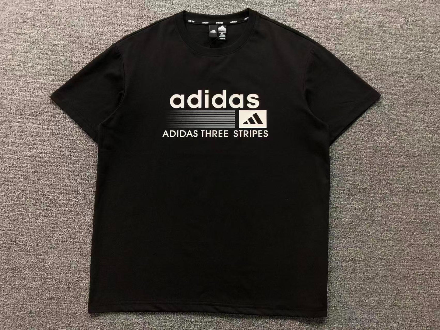 Camiseta Adidas Three Stripes Identity Logo