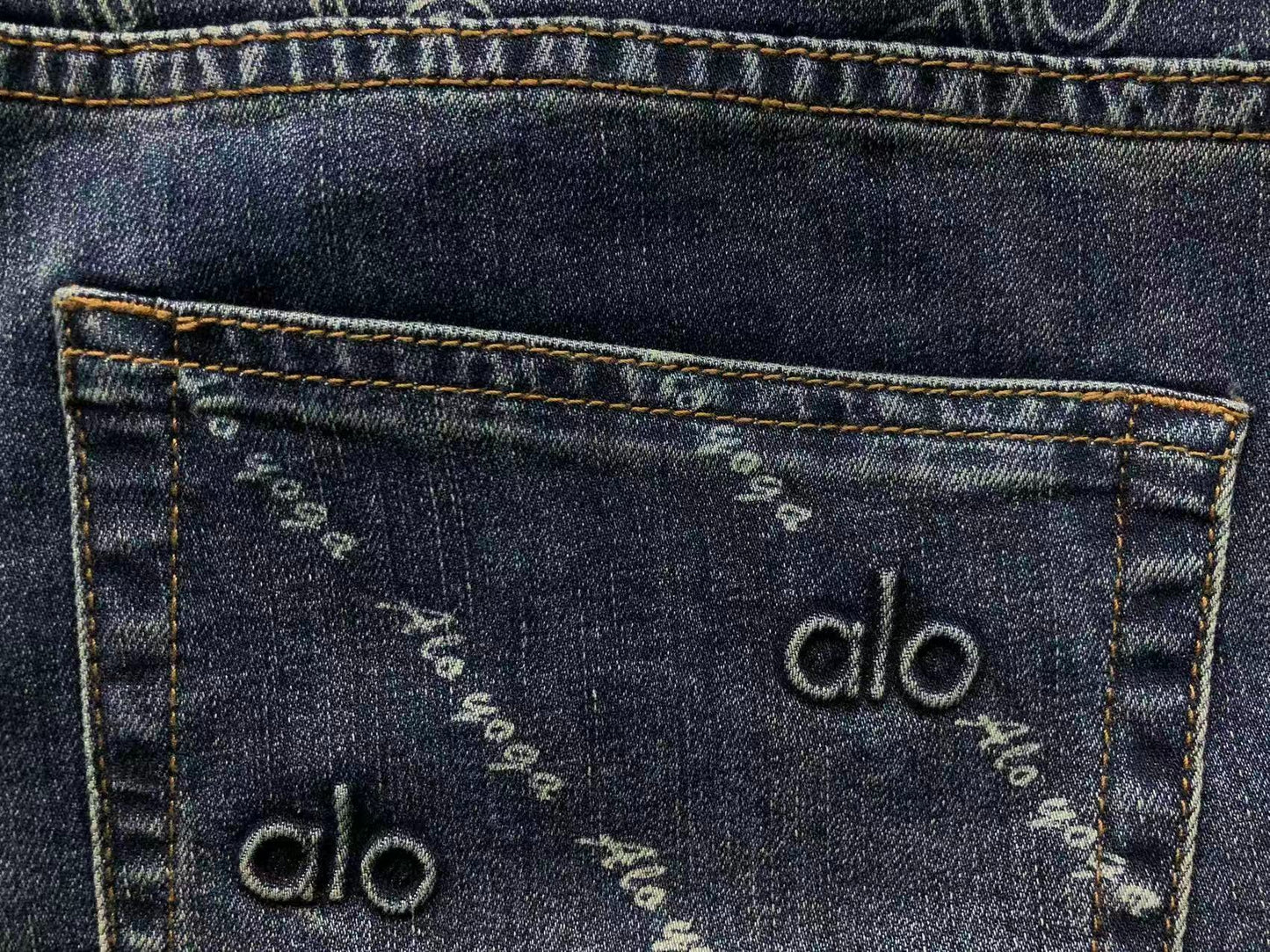 Calça ALO jeans reta azul estonado