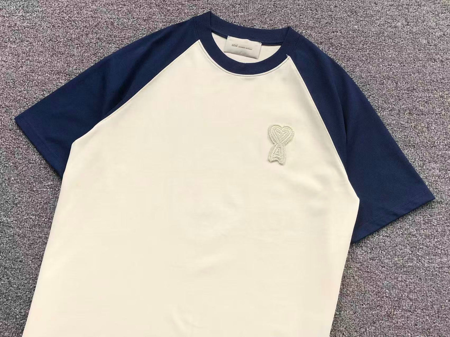 Camiseta AMI Paris Raglan Logo Coração