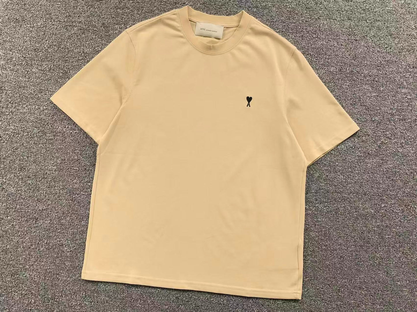 Camiseta AMI Paris Logo Coração Mini Bordado