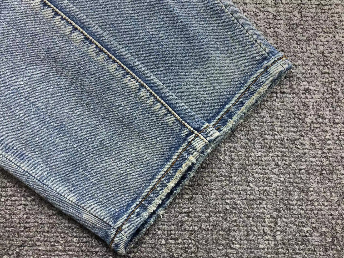 Calça AMIRI Light Wash Destroyed Denim