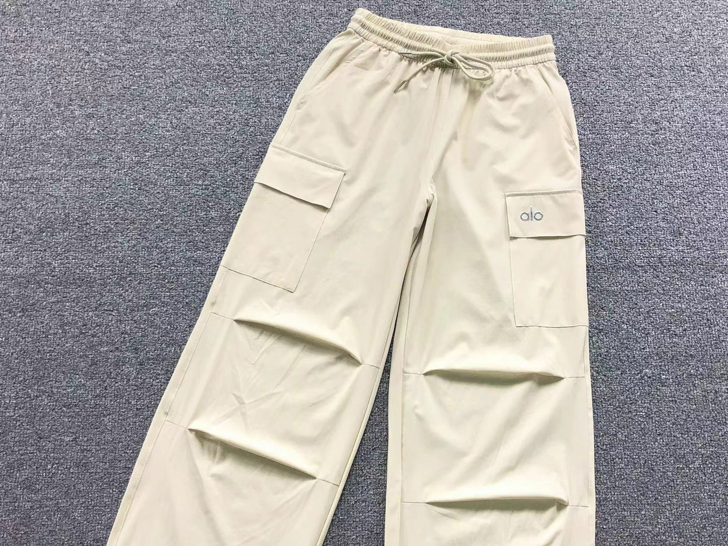 Calça elástica ALO moletom cargo