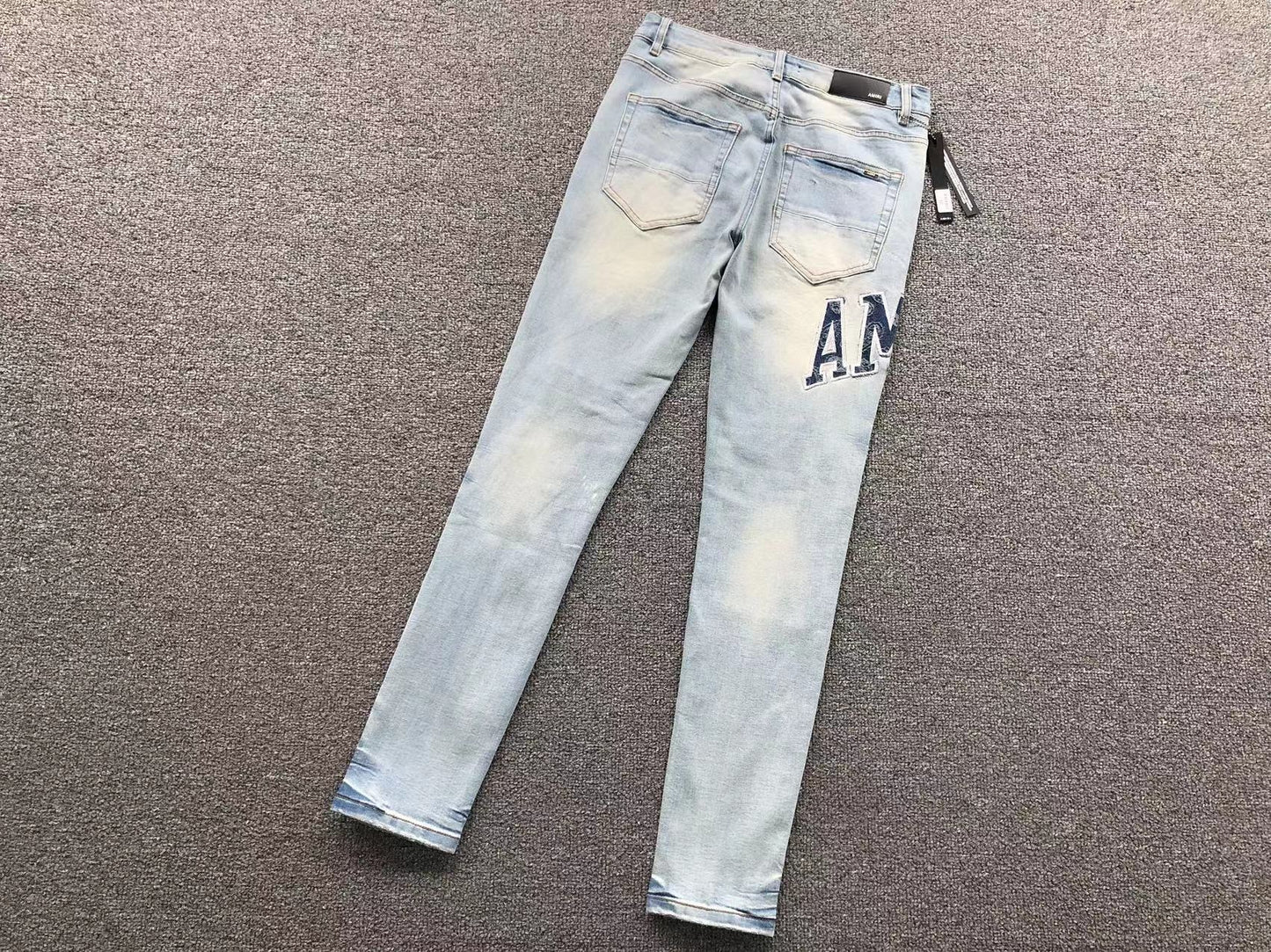 Calça AMIRI Logo Distressed Light Blue Denim