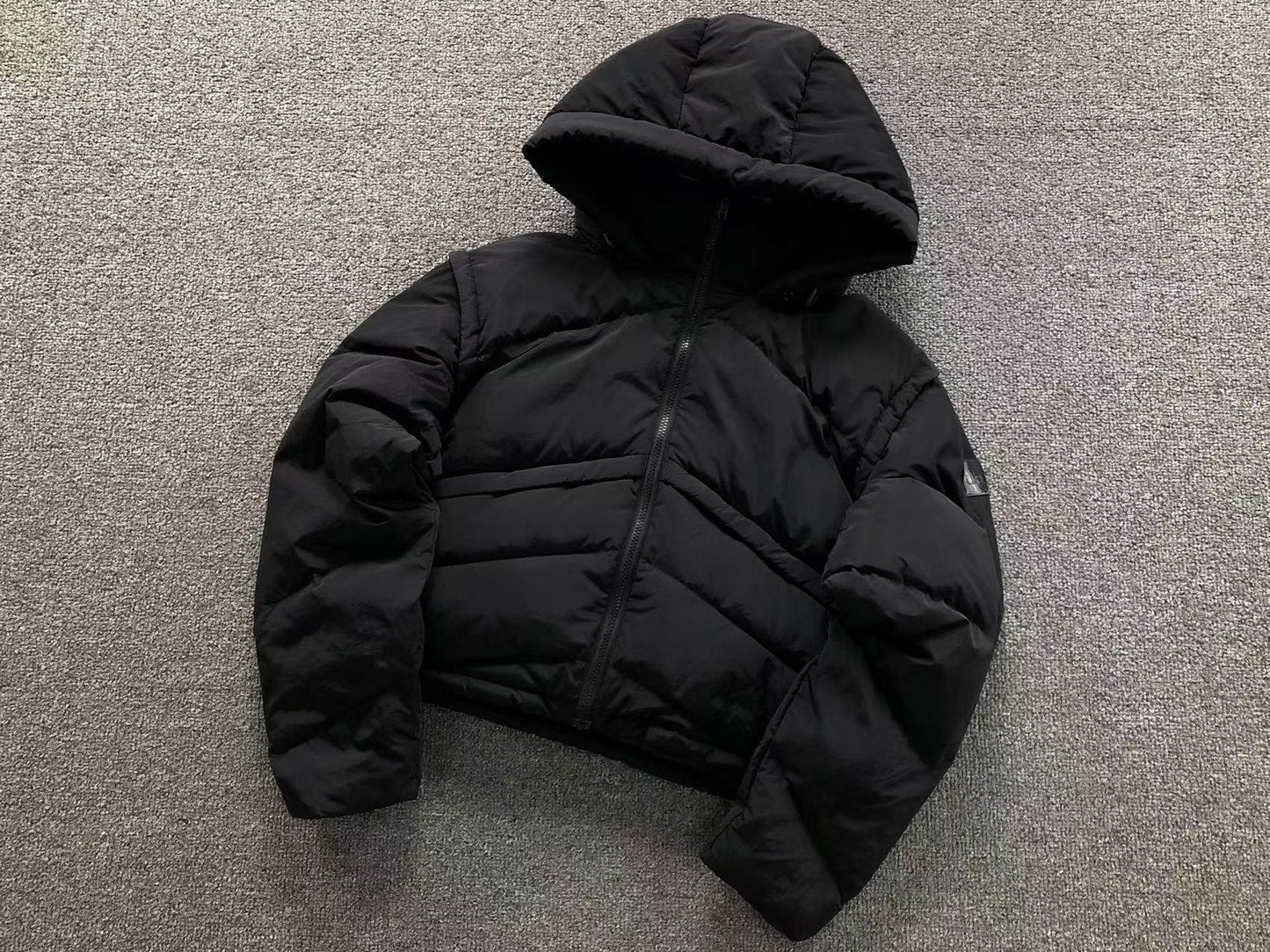 Jaqueta ALO puffer com capuz design V Feminino