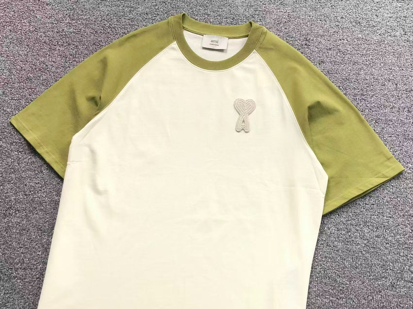 Camiseta AMI Paris Raglan Logo Coração