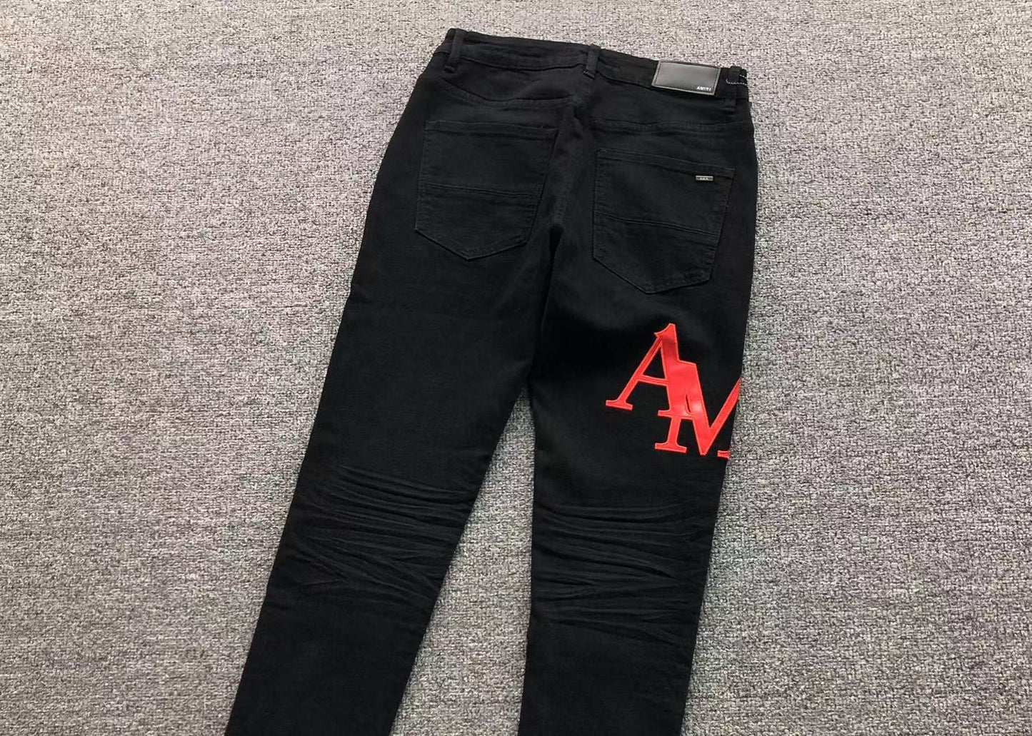 Calça AMIRI Logo Red Black Denim