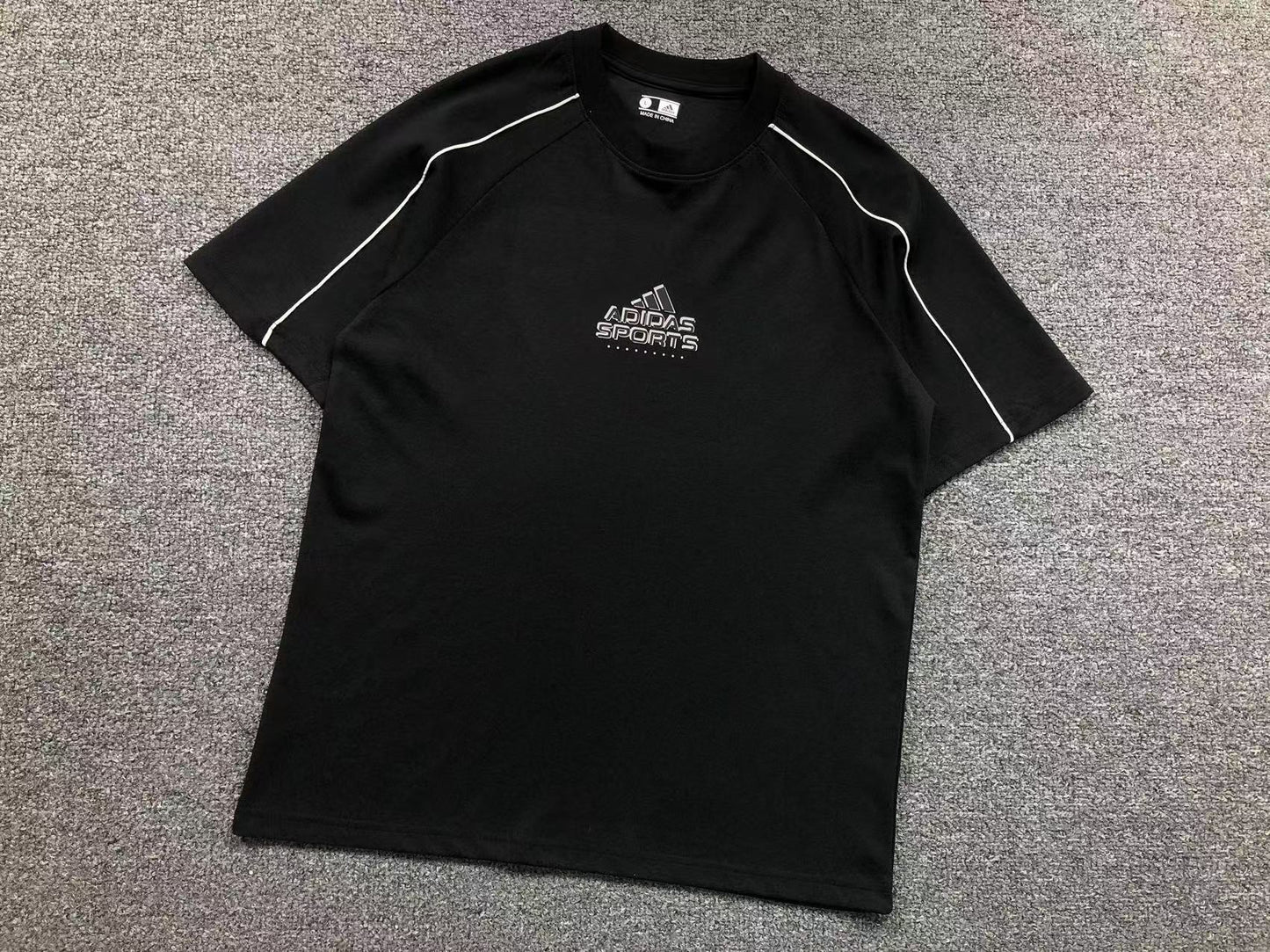 Camiseta Adidas Clean Sport Design