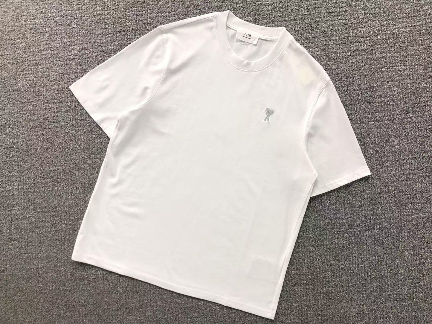 Camiseta AMI Paris Mini Heart Logo Contrast Tee