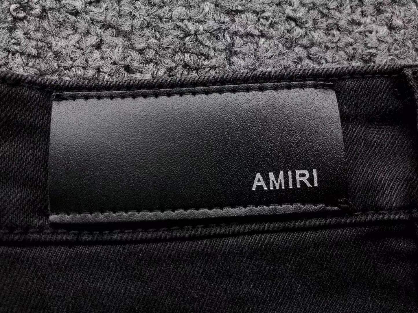 Calça AMIRI Logo Destroyed Black Denim
