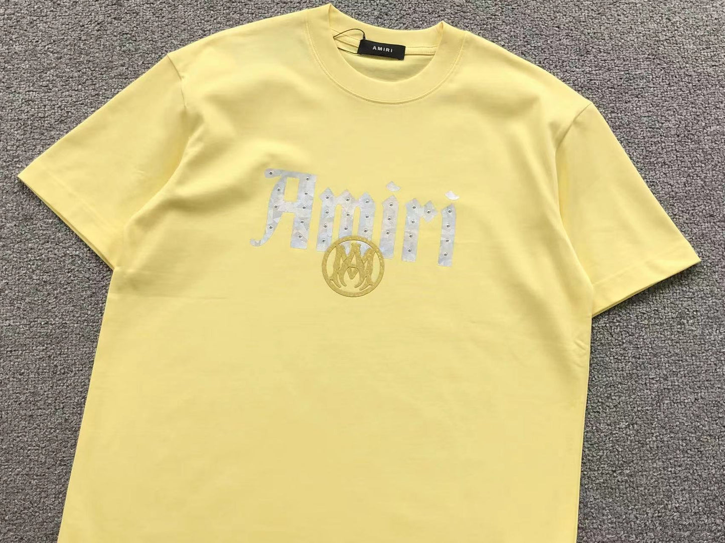 Camiseta AMIRI Gothic Logo Gold Emblem