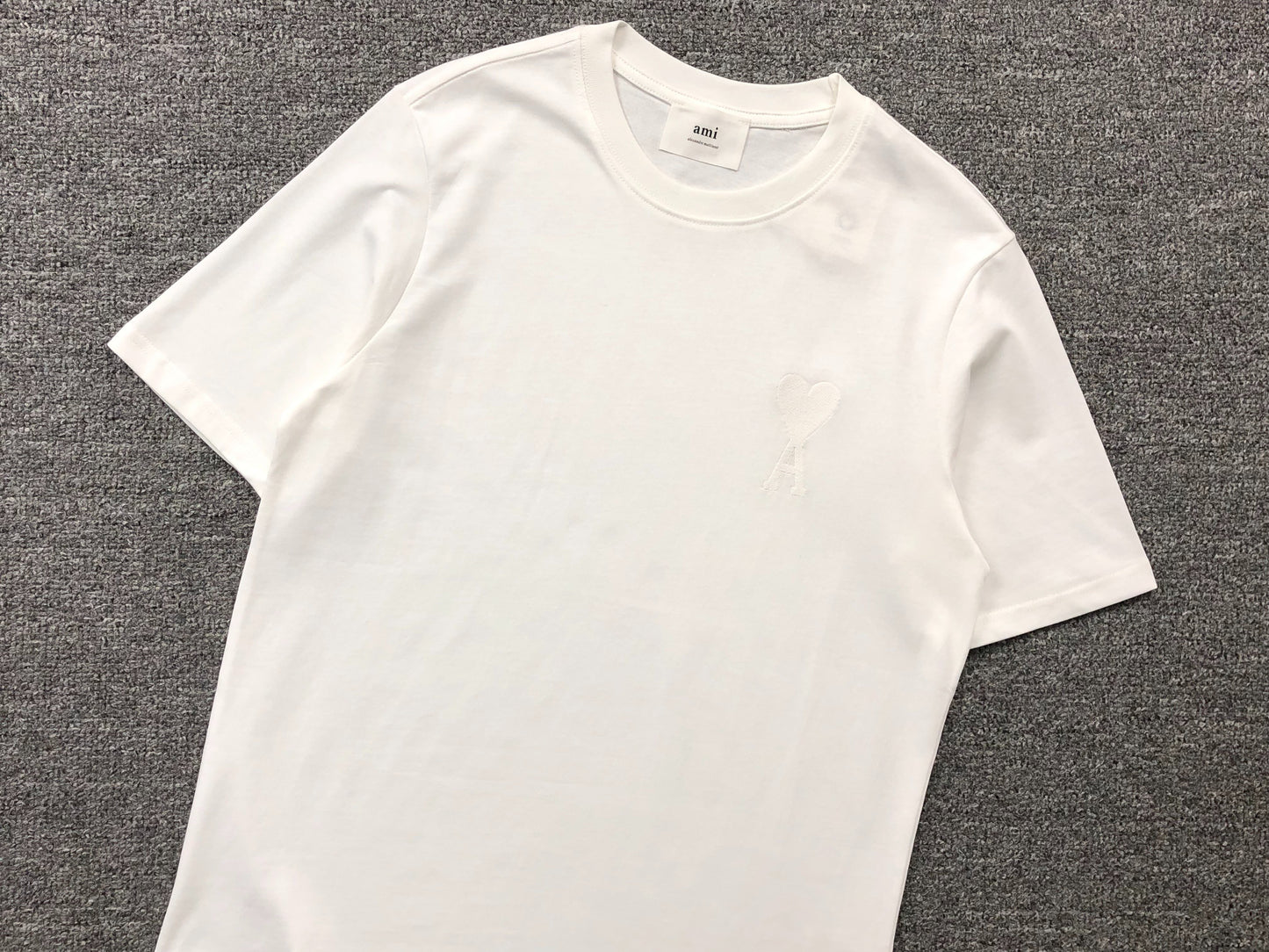 Camiseta AMI Paris Minimal Tonal Heart Logo