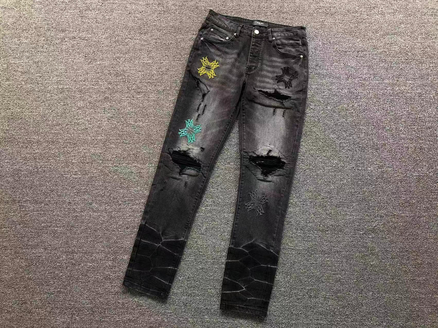 Calça AMIRI Multi Patch Black Destroyed Denim