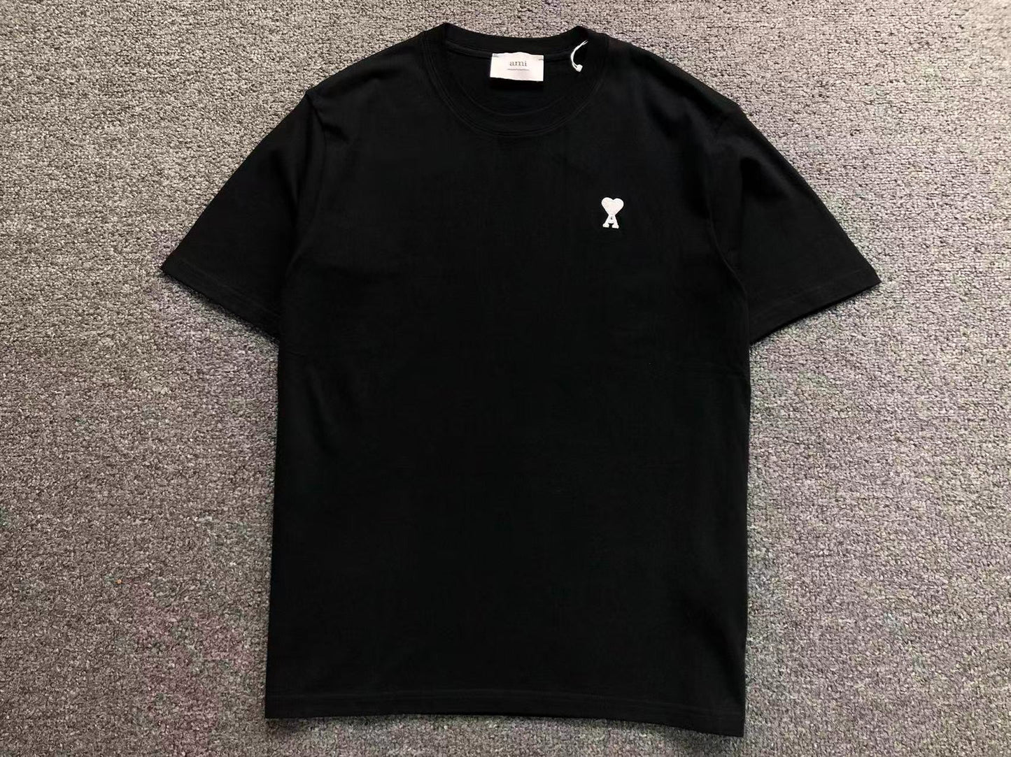 Camiseta AMI Paris Logo Coração Mini Bordado