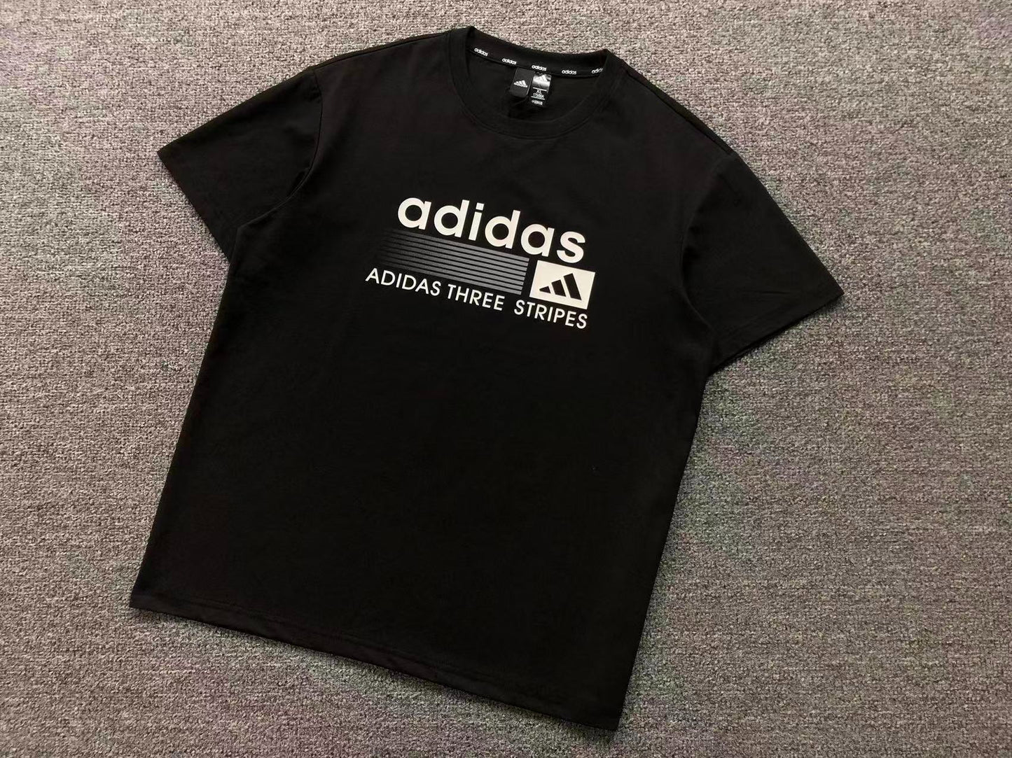 Camiseta Adidas Three Stripes Identity Logo