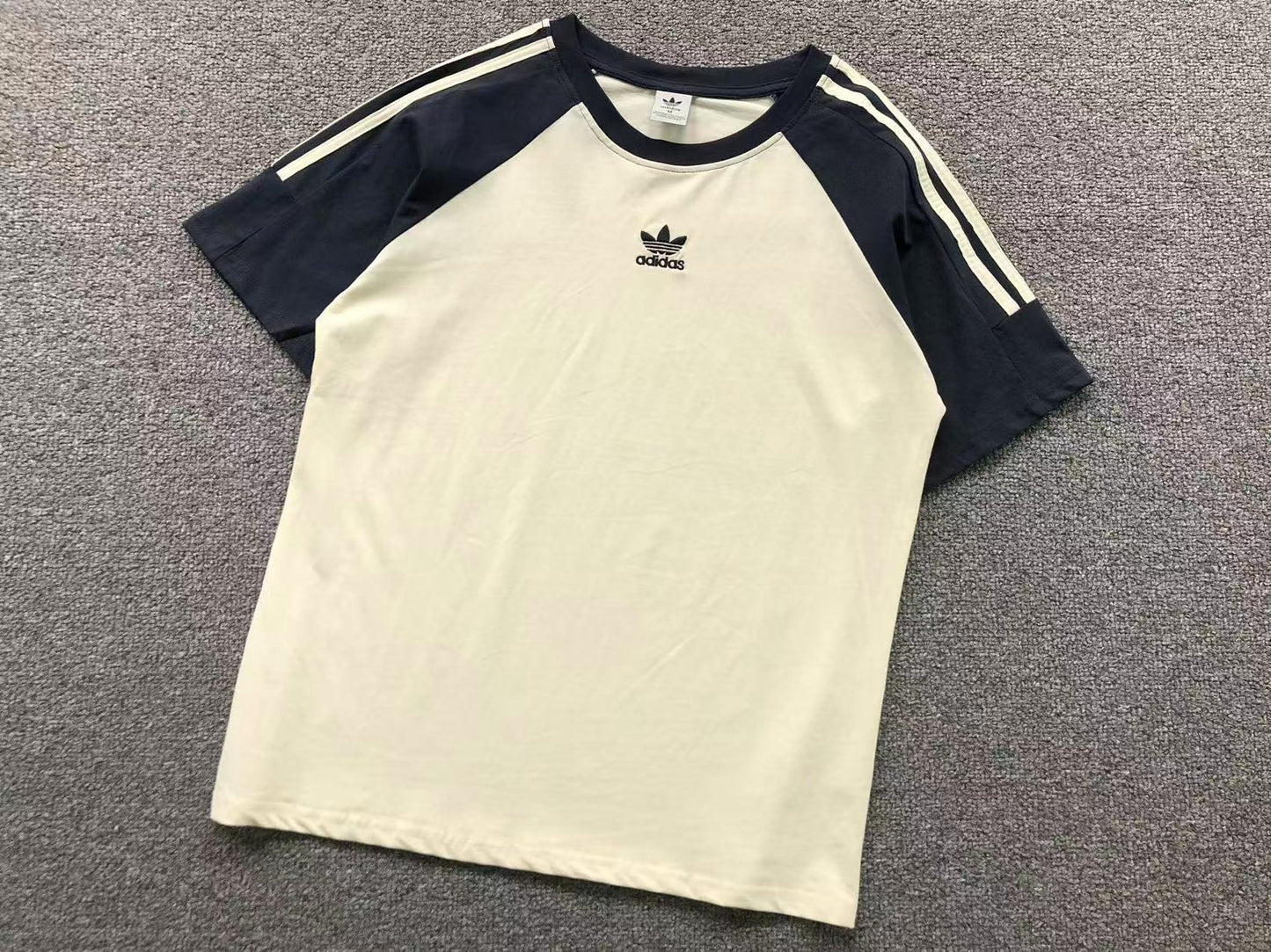 Camiseta Adidas Raglan Contrast Feminino