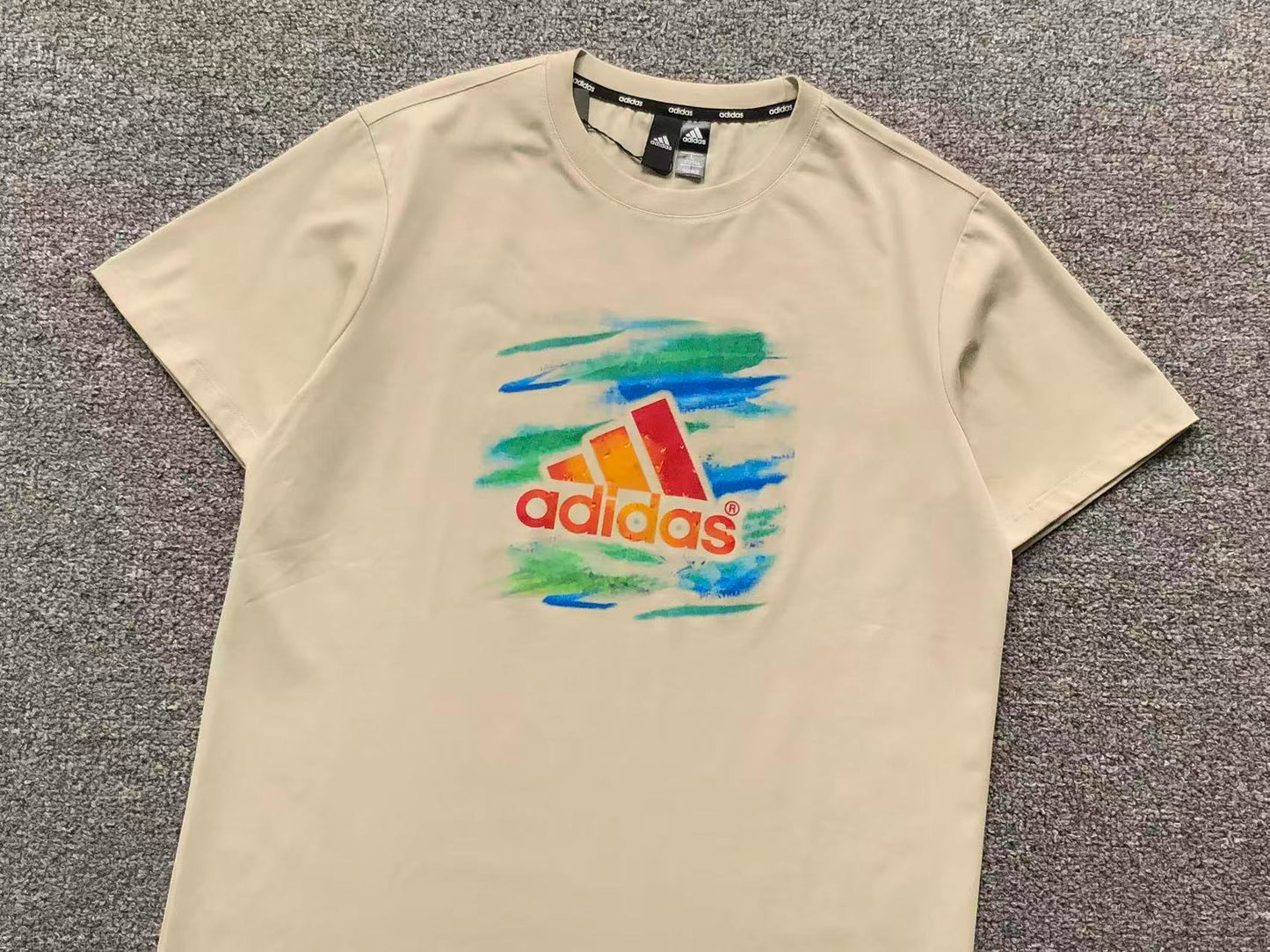 Camiseta Adidas Brush Stroke Color Logo