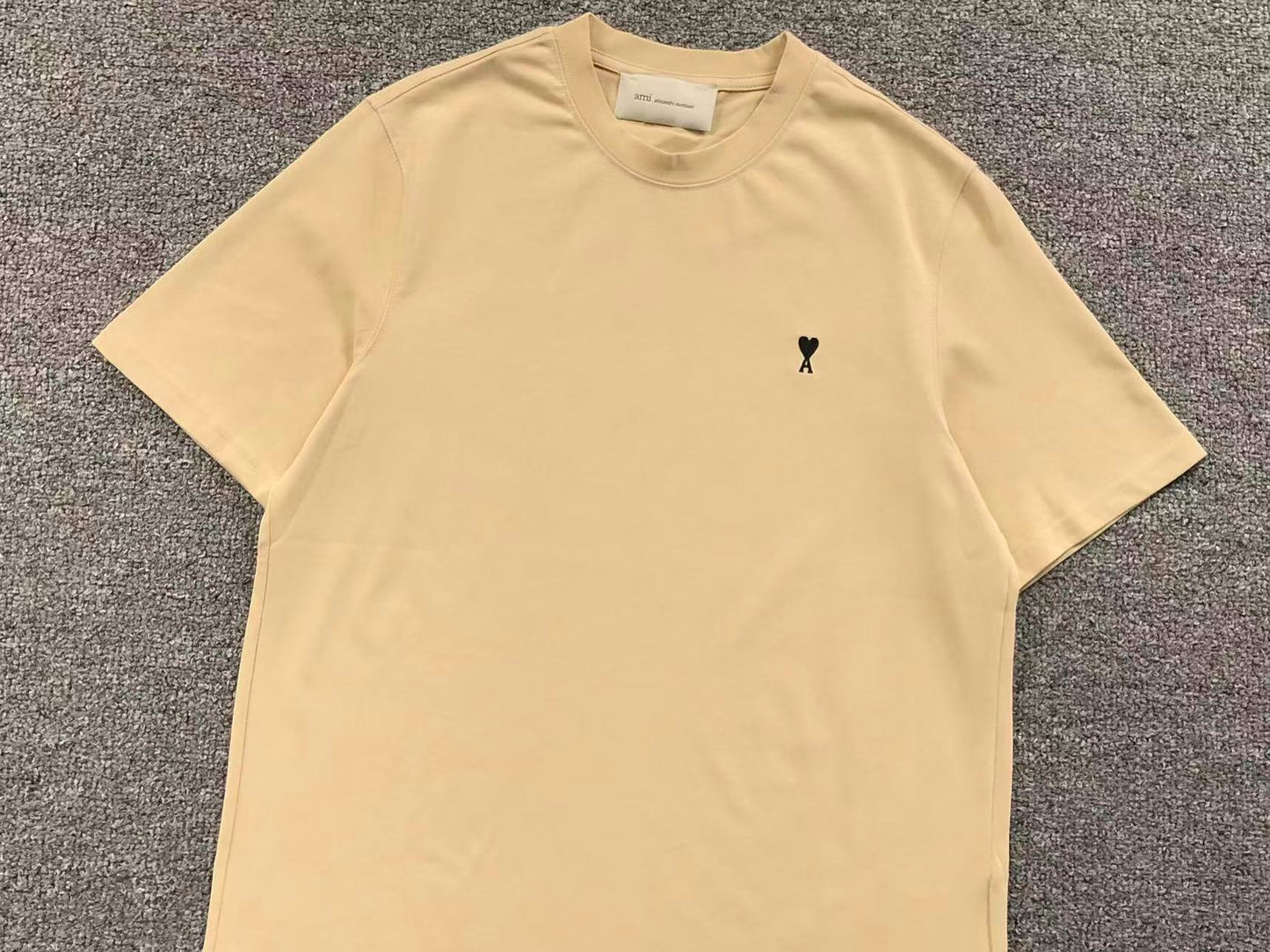 Camiseta AMI Paris Logo Coração Mini Bordado