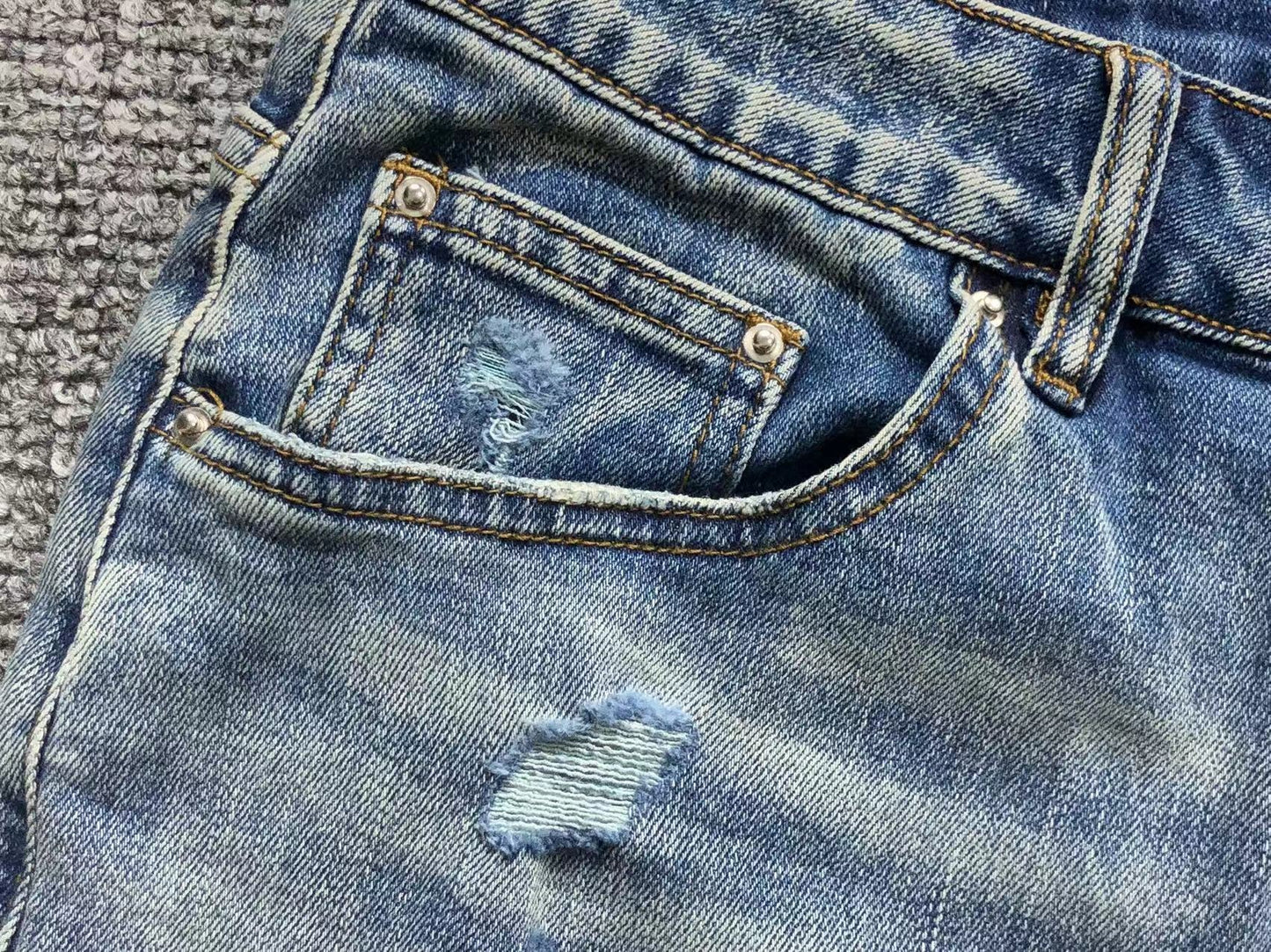 Calça AMIRI Light Wash Destroyed Denim