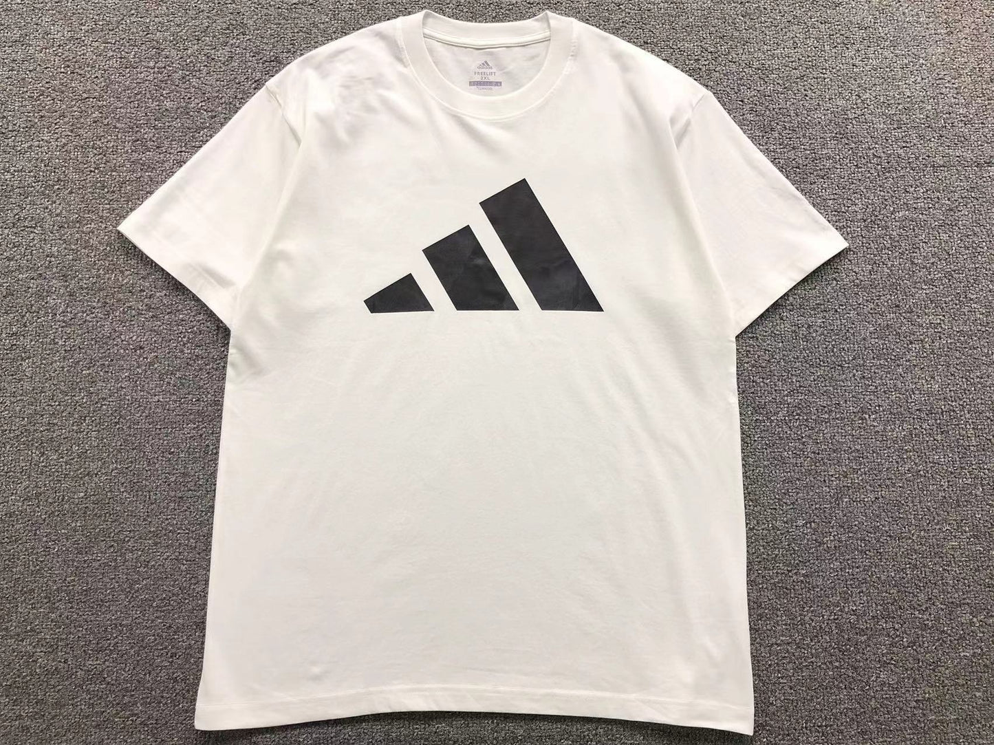 Camiseta Adidas Big Logo Essential