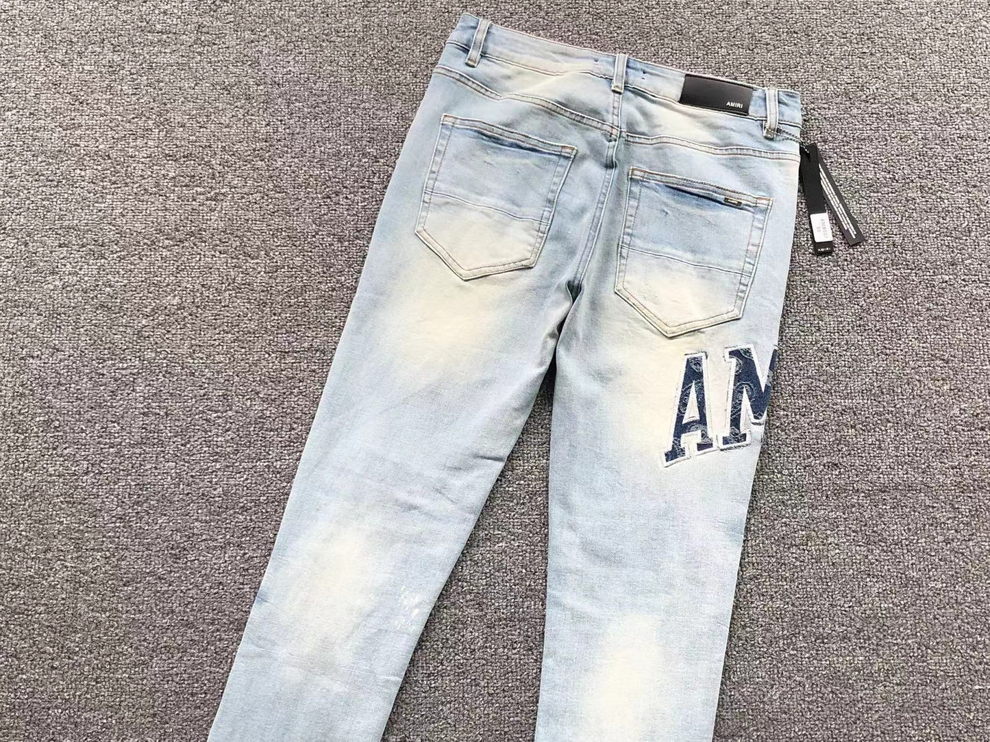 Calça AMIRI Logo Distressed Light Blue Denim