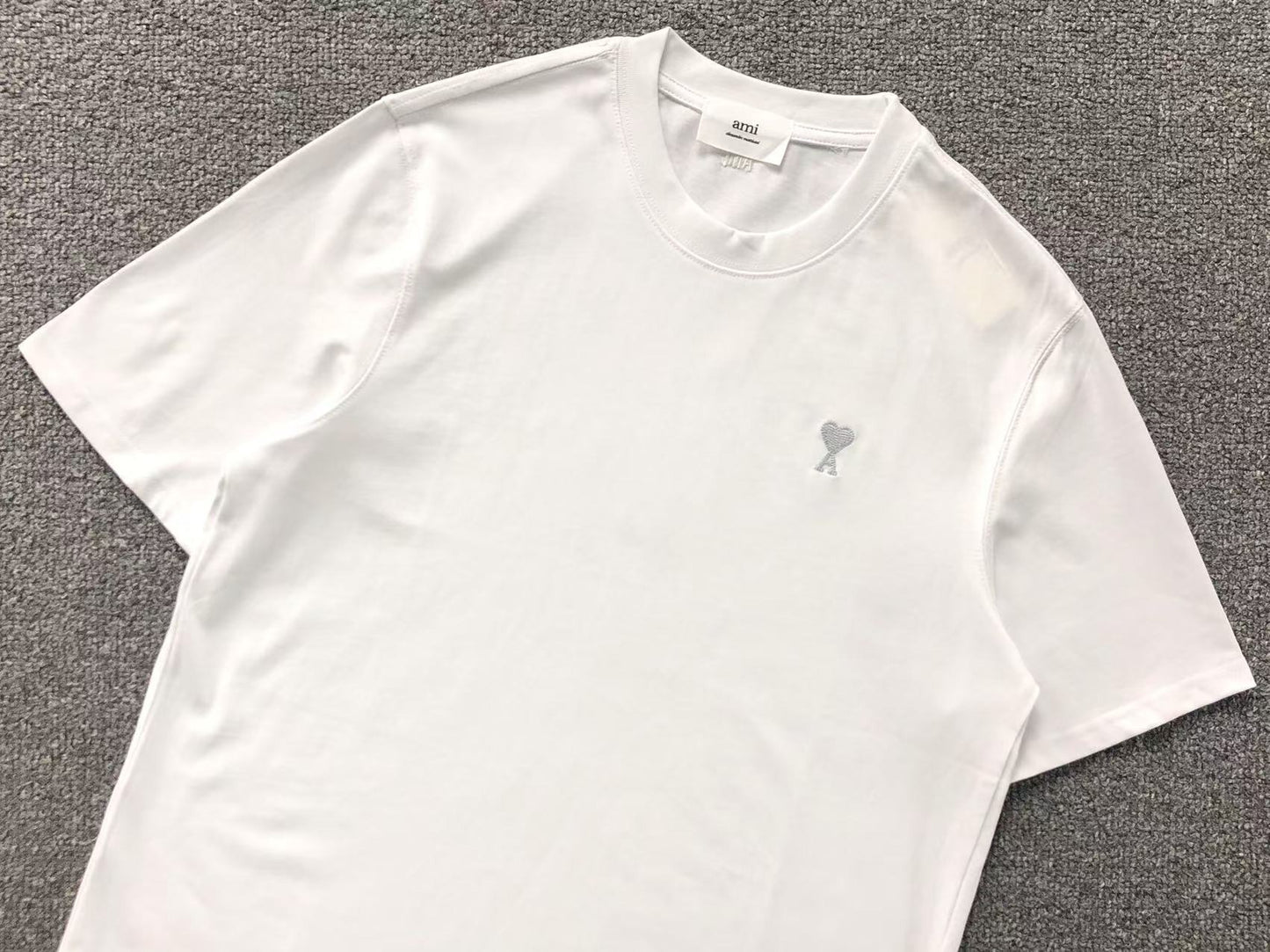 Camiseta AMI Paris Mini Heart Logo Contrast Tee