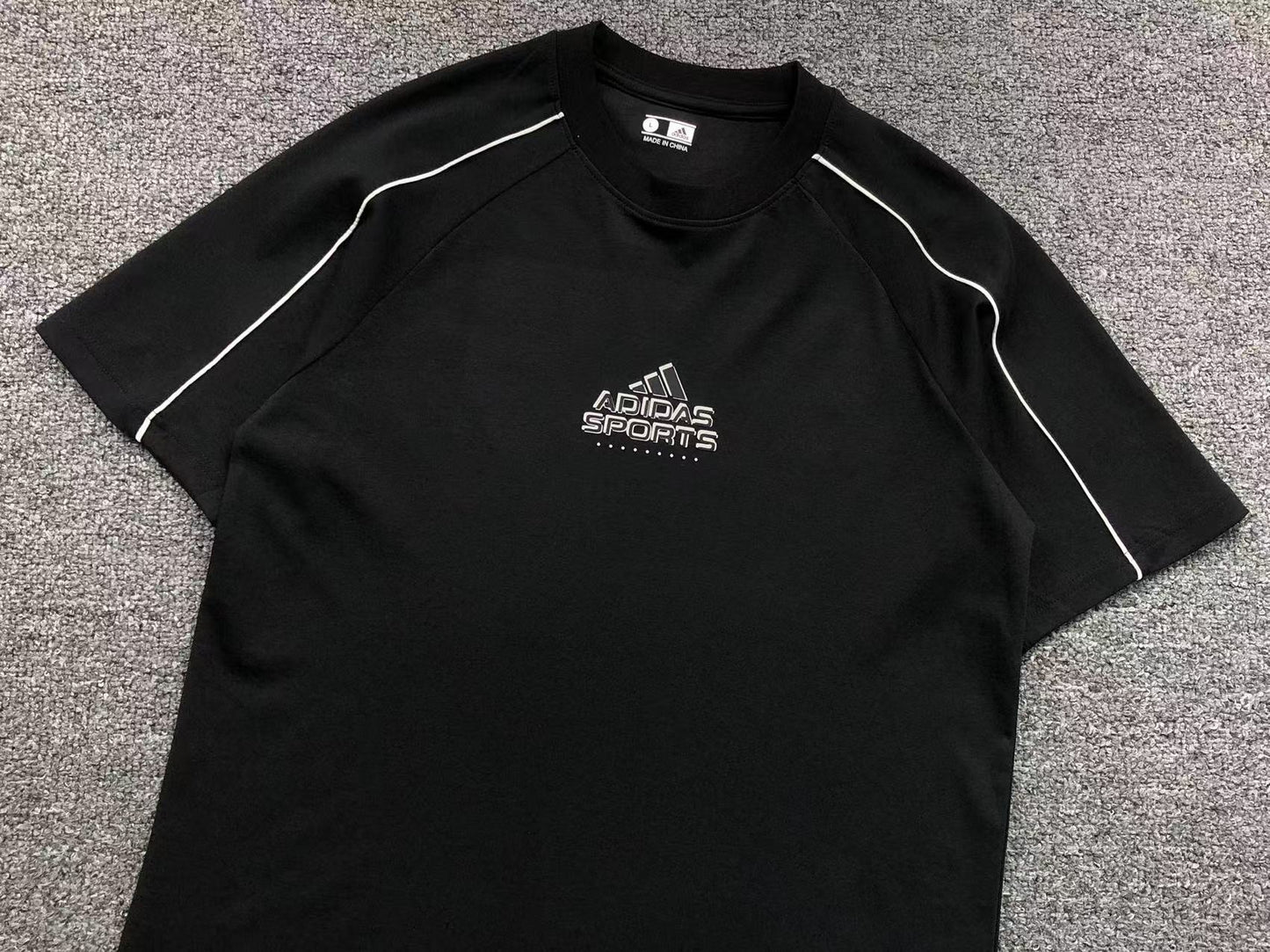 Camiseta Adidas Clean Sport Design