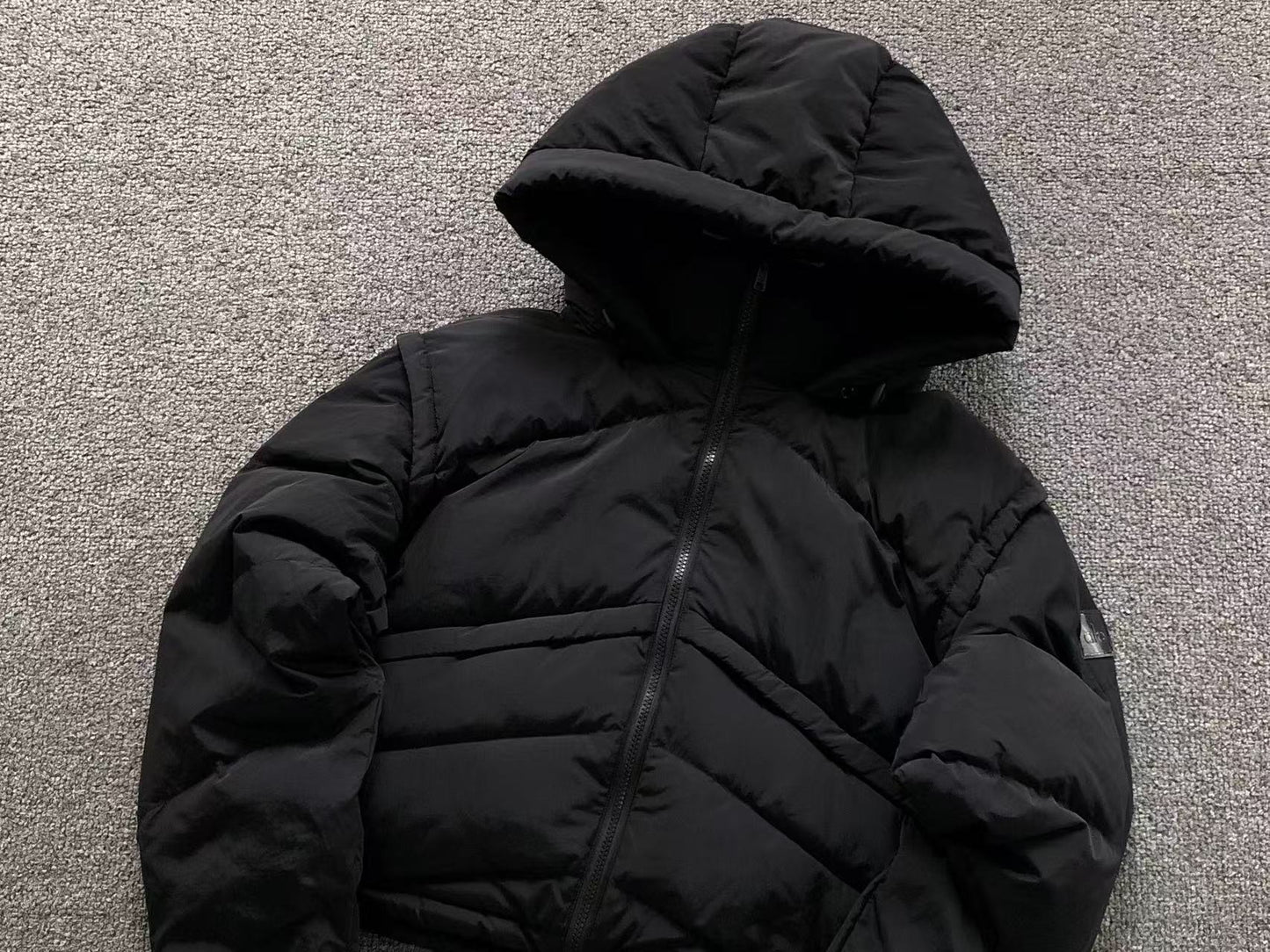 Jaqueta ALO puffer com capuz design V Feminino