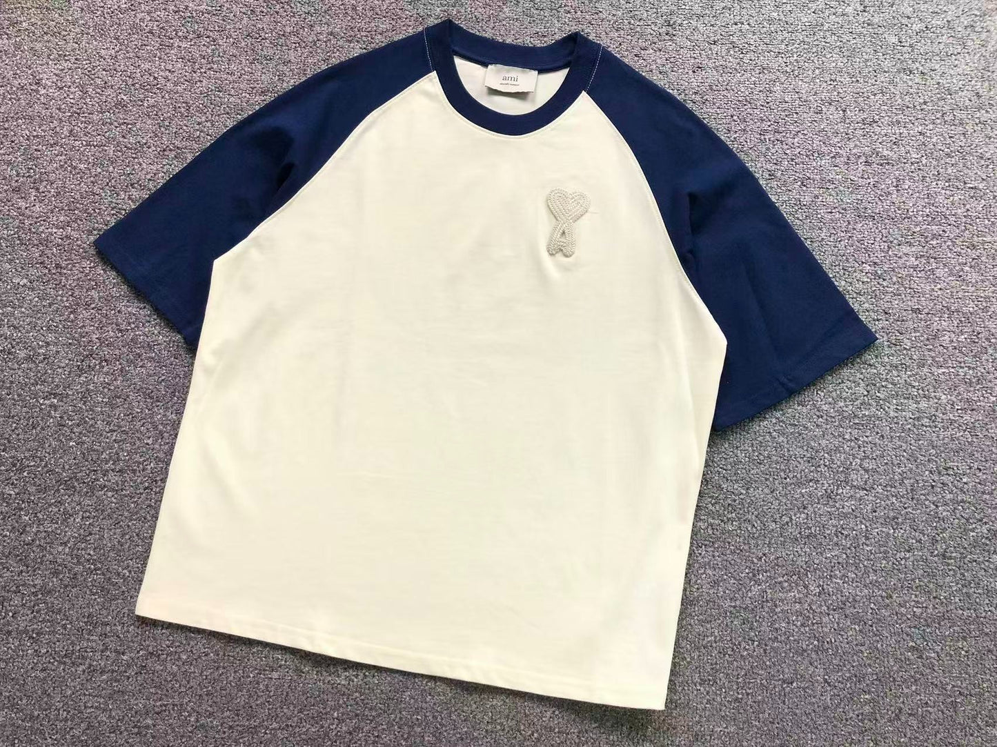 Camiseta AMI Paris Raglan Logo Coração