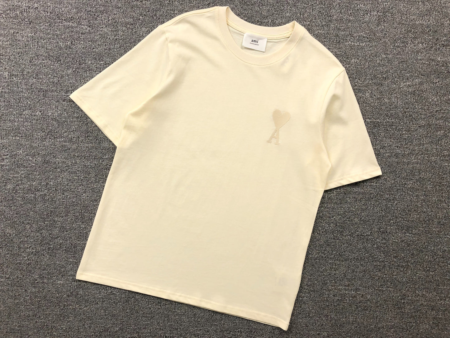 Camiseta AMI Paris Minimal Tonal Heart Logo