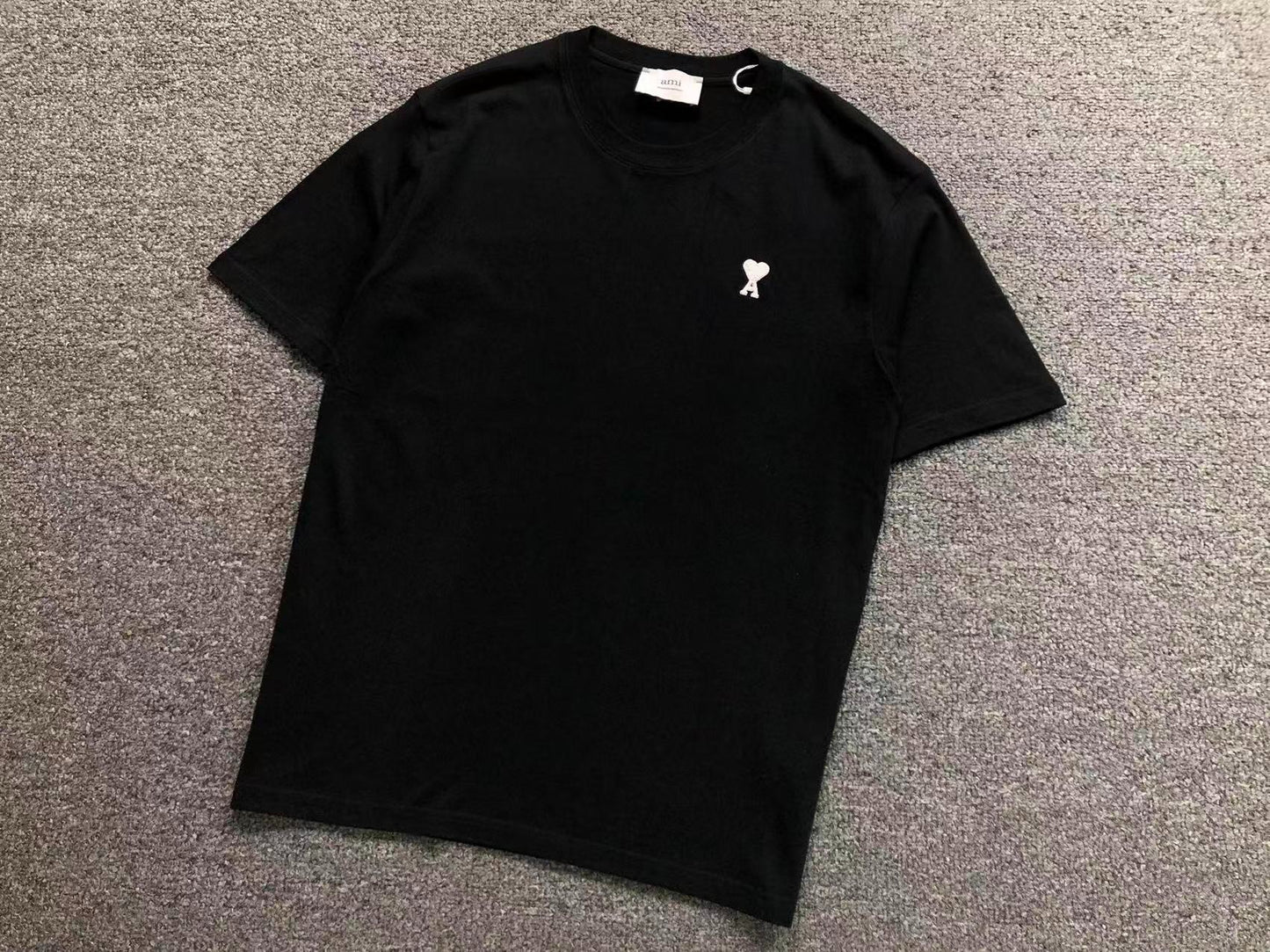 Camiseta AMI Paris Logo Coração Mini Bordado