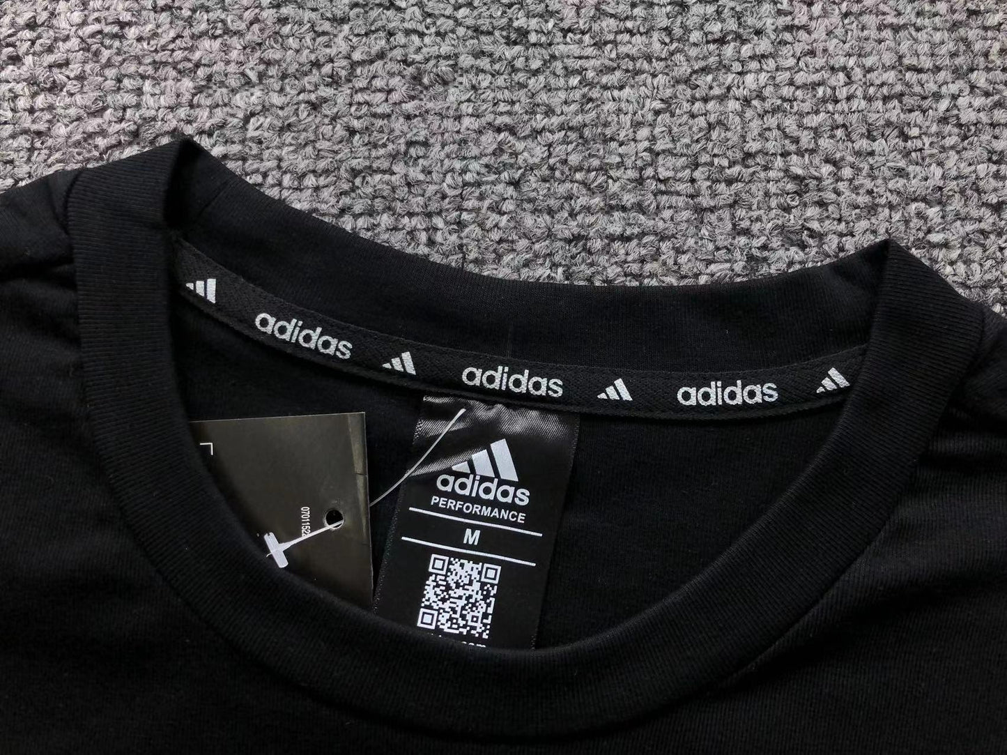 Camiseta Adidas Clean Stripe Tee Feminina