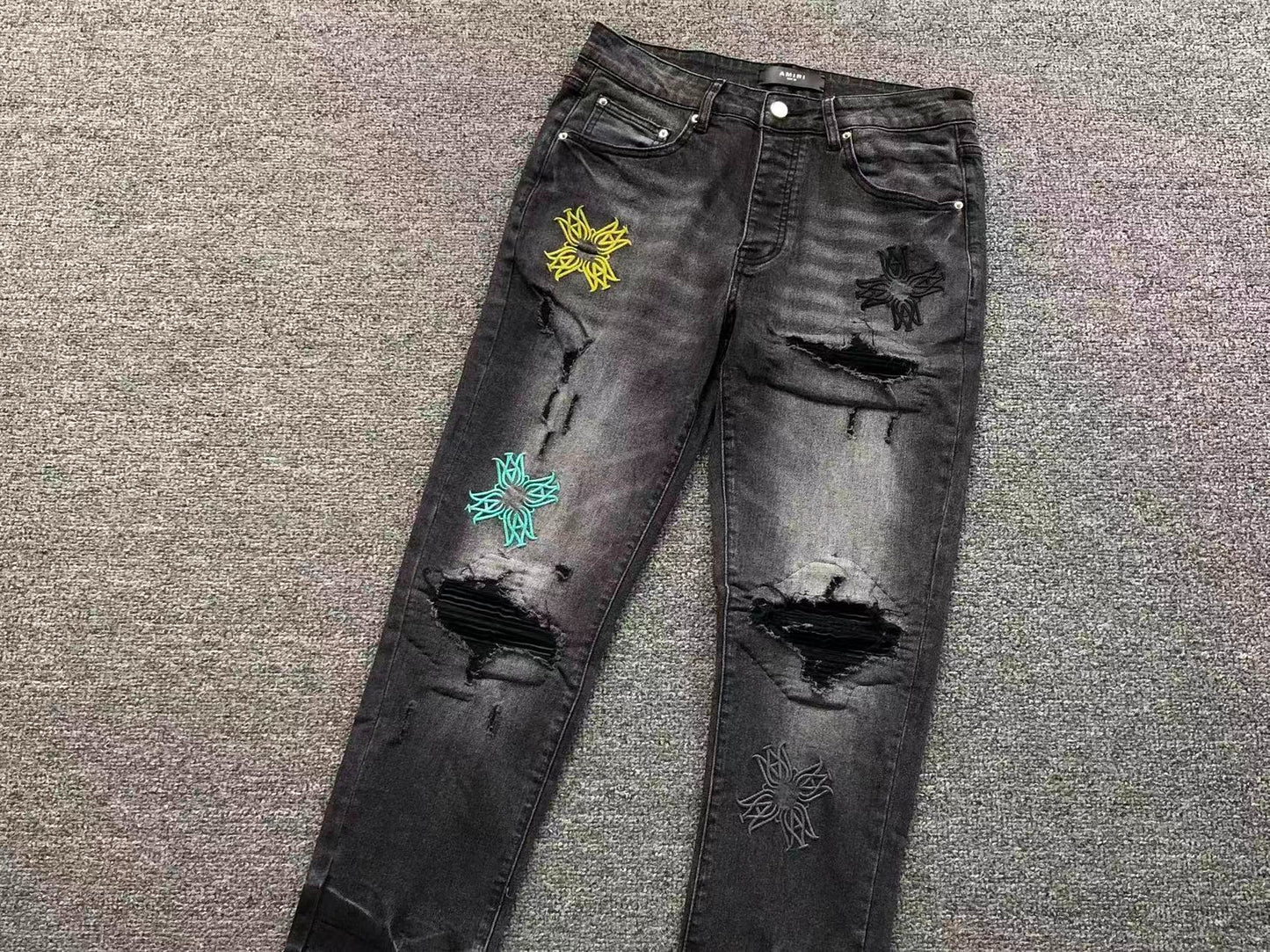 Calça AMIRI Multi Patch Black Destroyed Denim