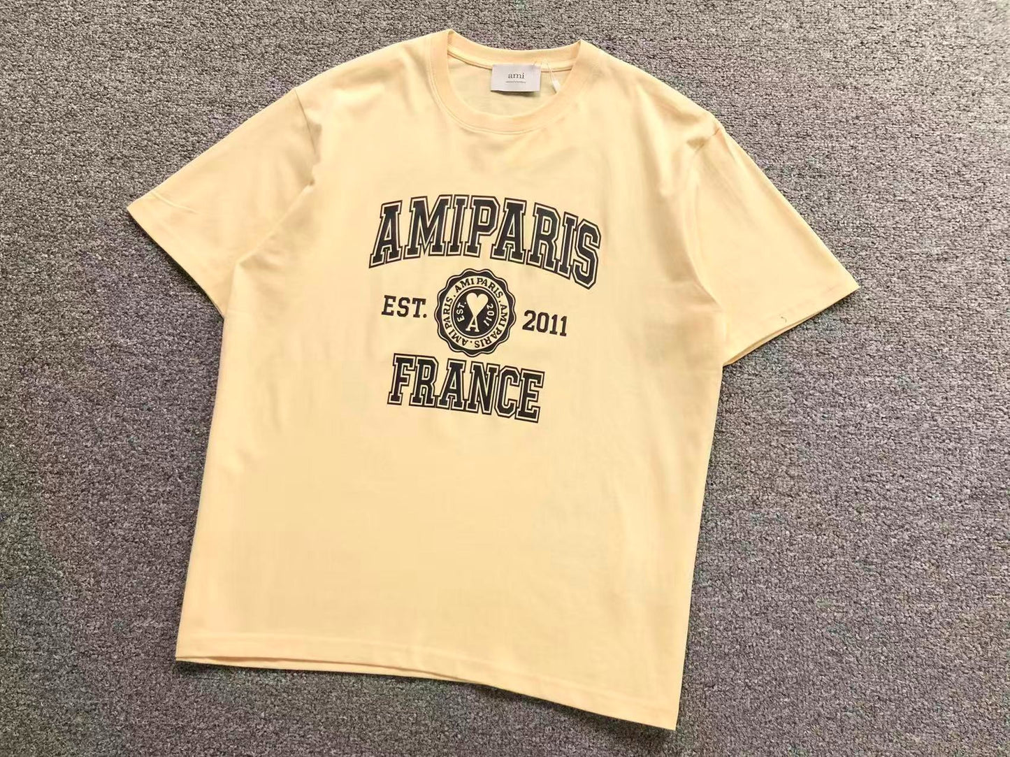 Camiseta AMI Paris Badge Varsity
