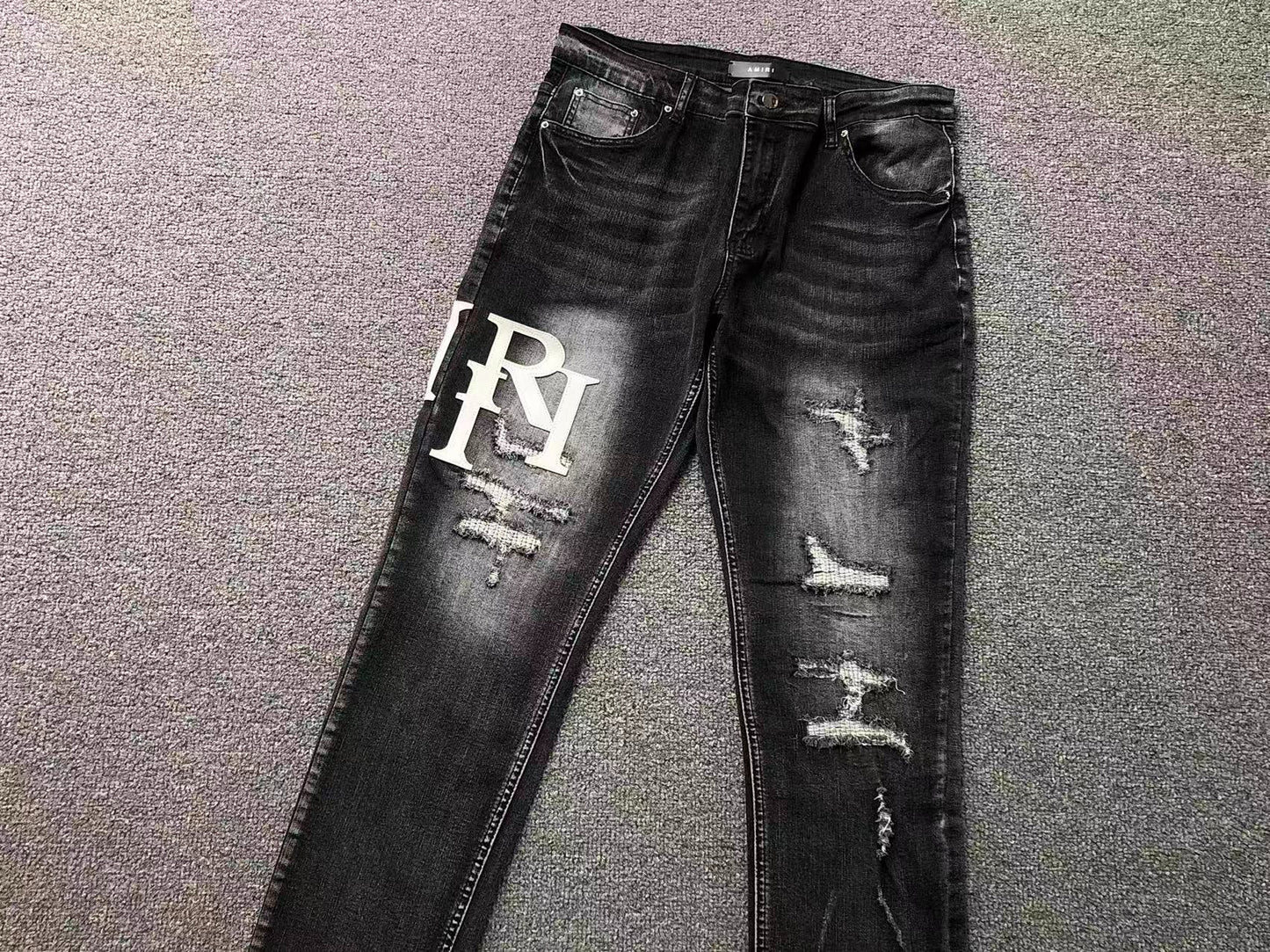 Calça AMIRI Tonal Logo Black Destroyed Denim