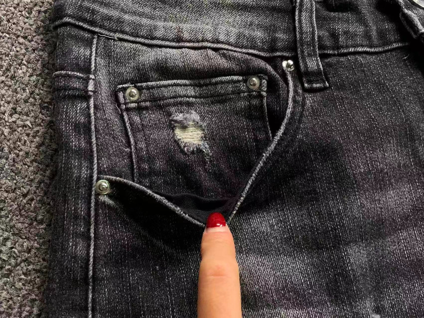 Bermuda Jeans AMIRI Black Distressed Red Logo
