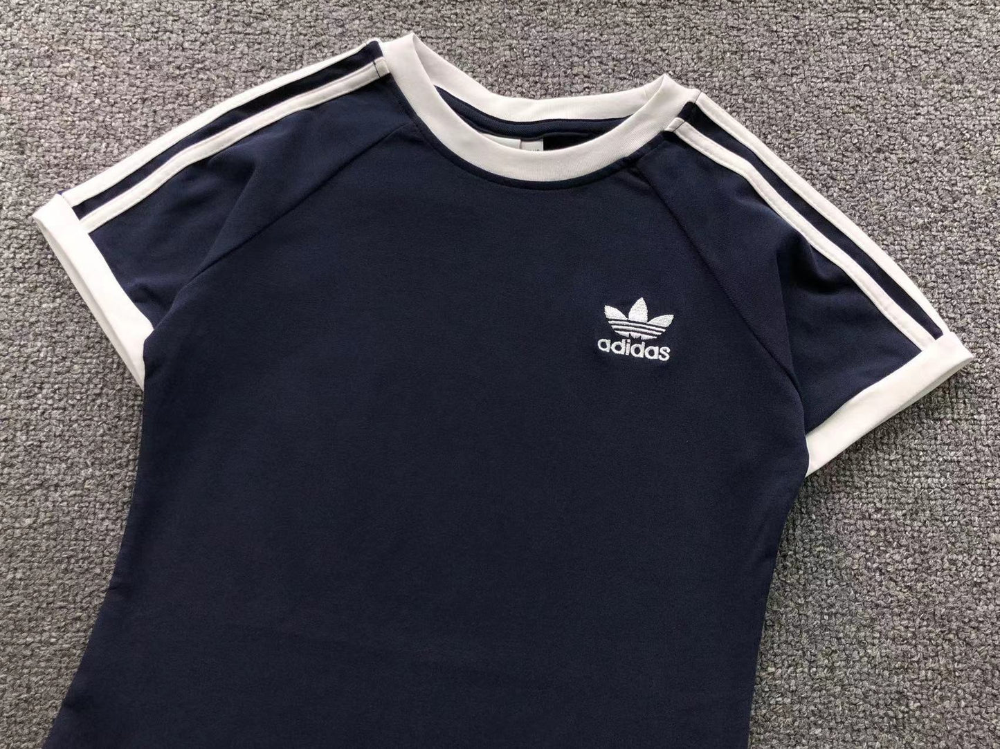 Camiseta Adidas Raglan Core 3-Stripes Feminina