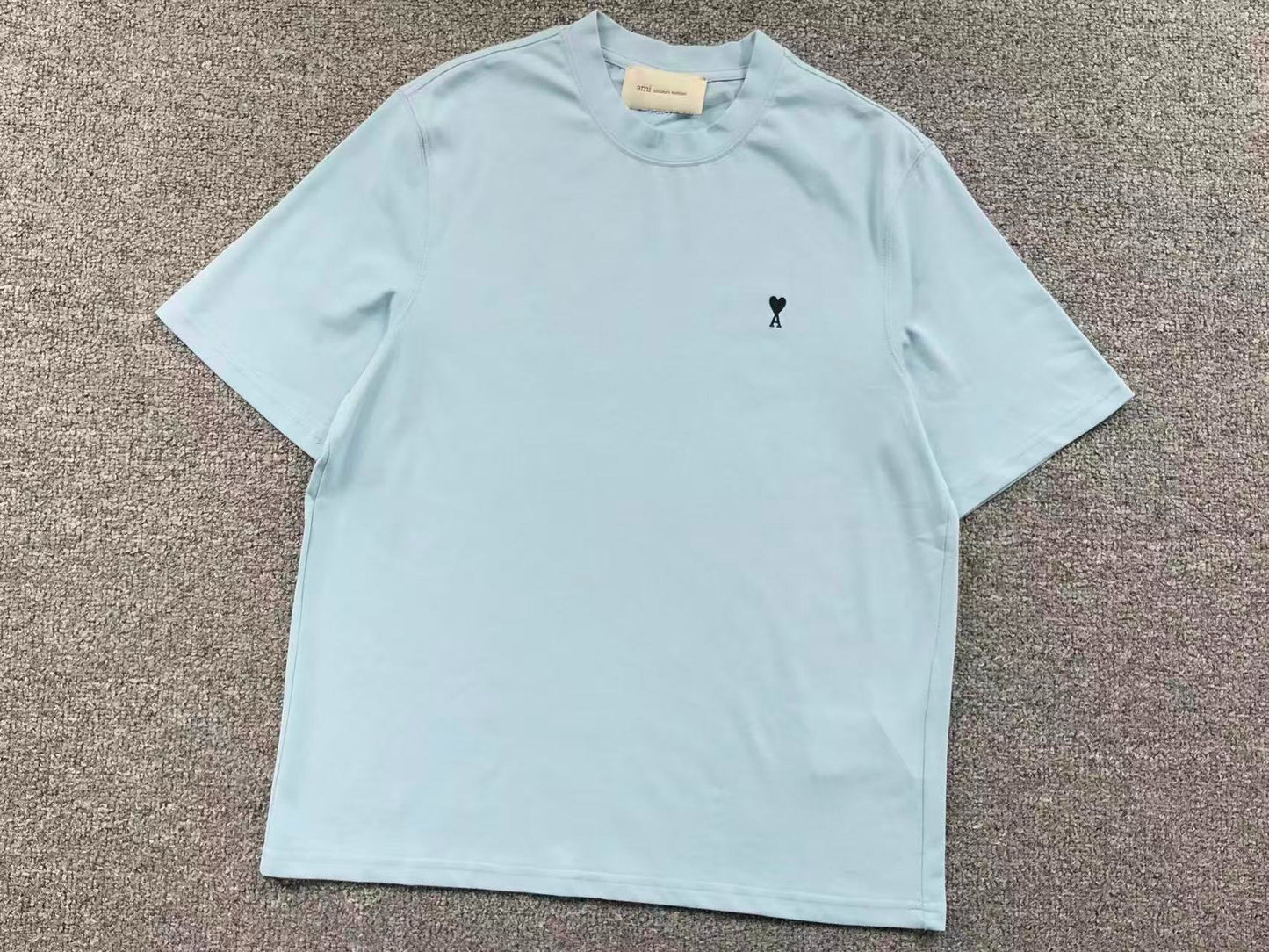 Camiseta AMI Paris Logo Coração Mini Bordado