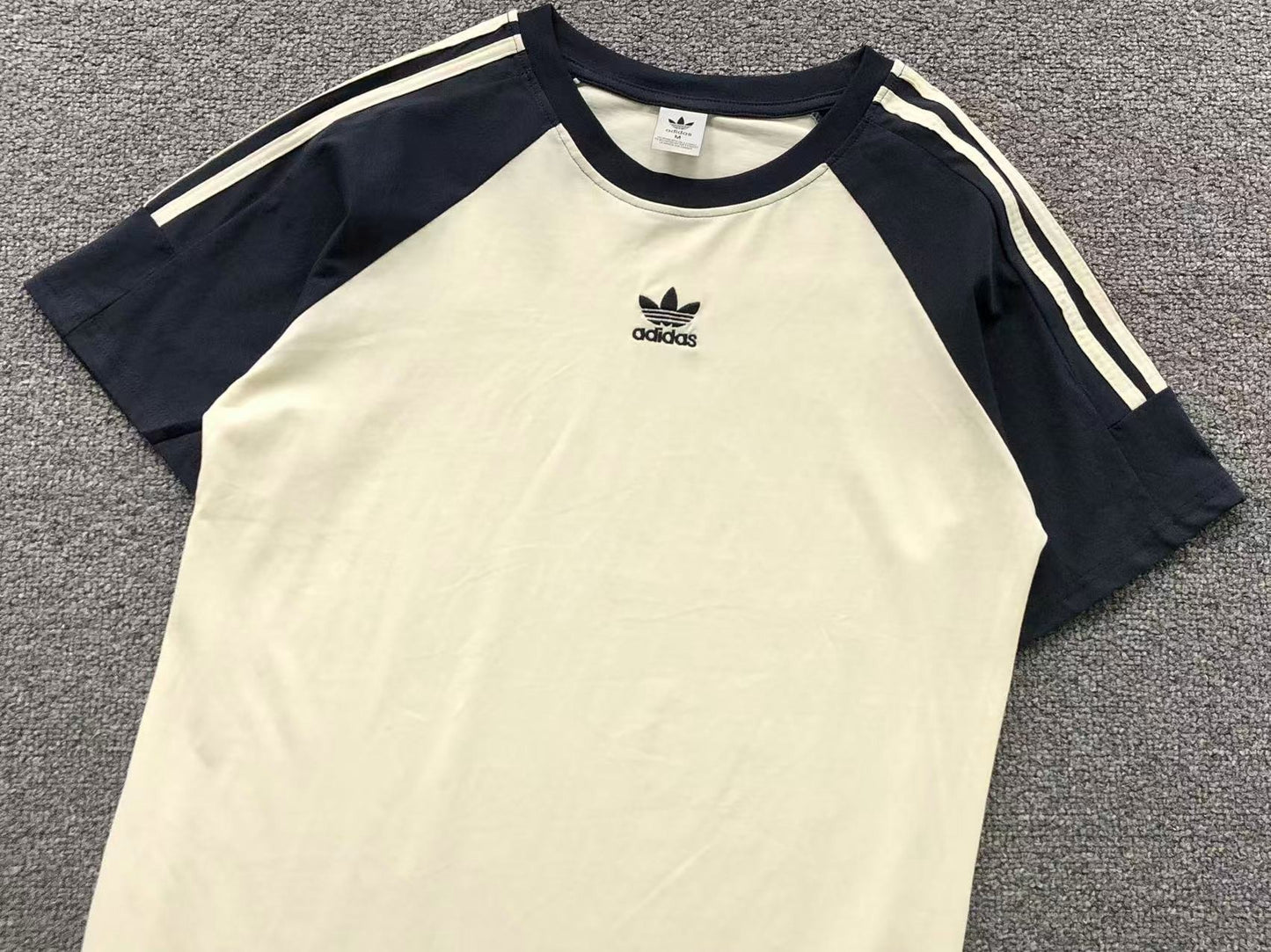 Camiseta Adidas Raglan Contrast Feminino
