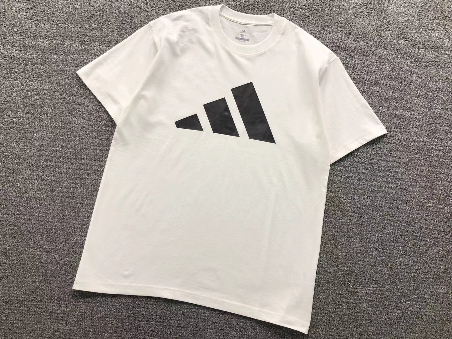 Camiseta Adidas Big Logo Essential
