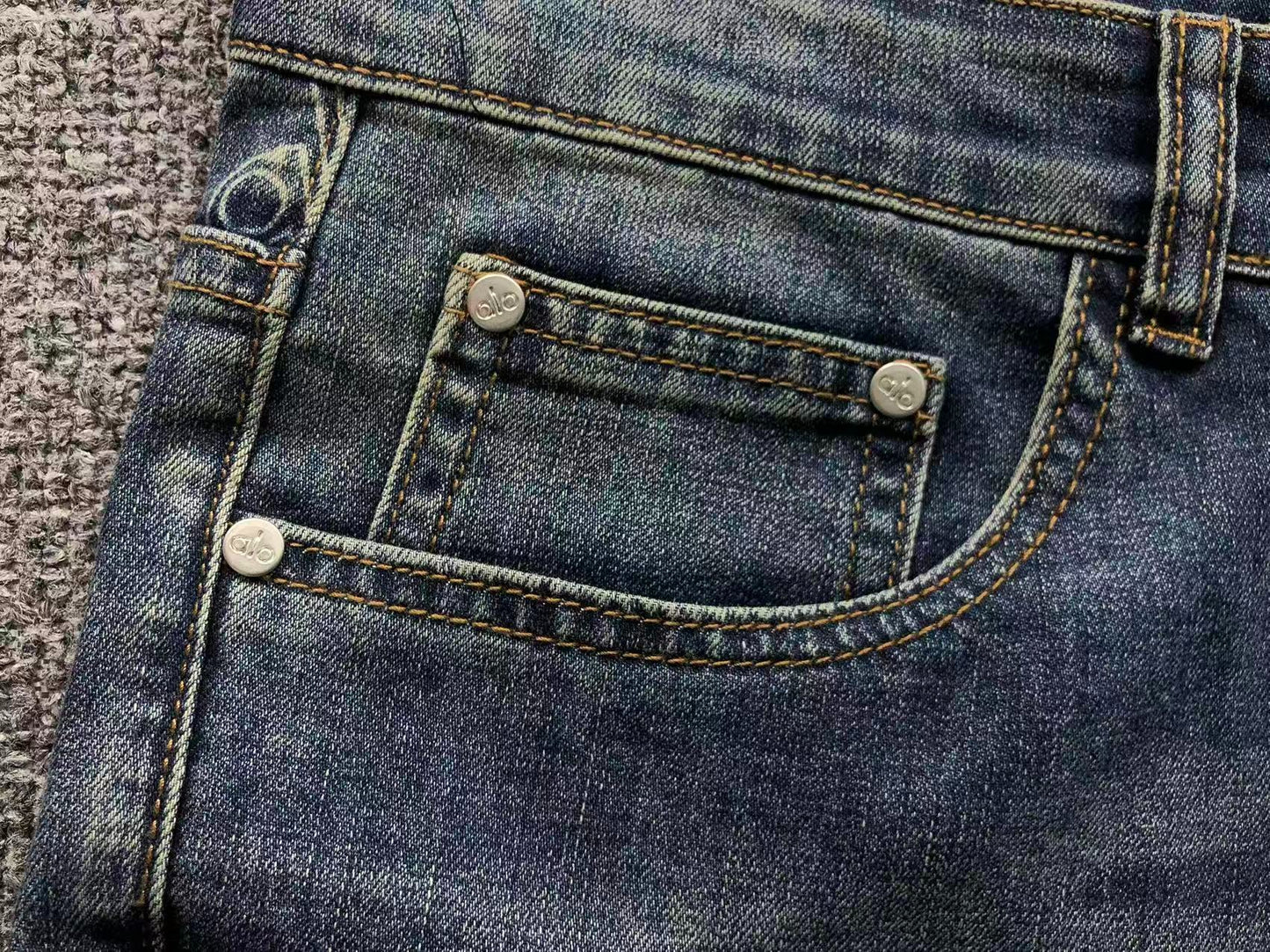 Calça ALO jeans reta azul estonado