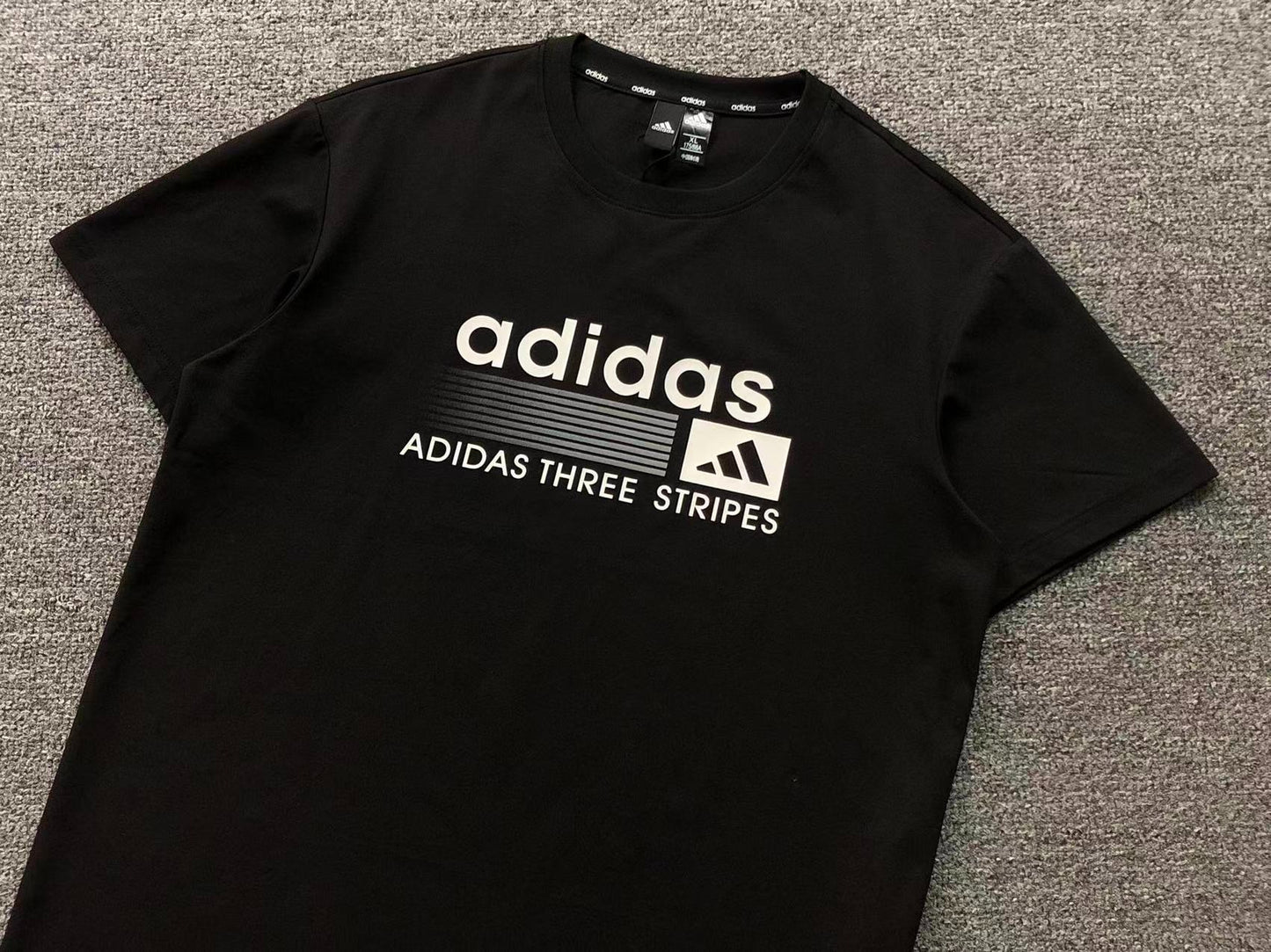 Camiseta Adidas Three Stripes Identity Logo