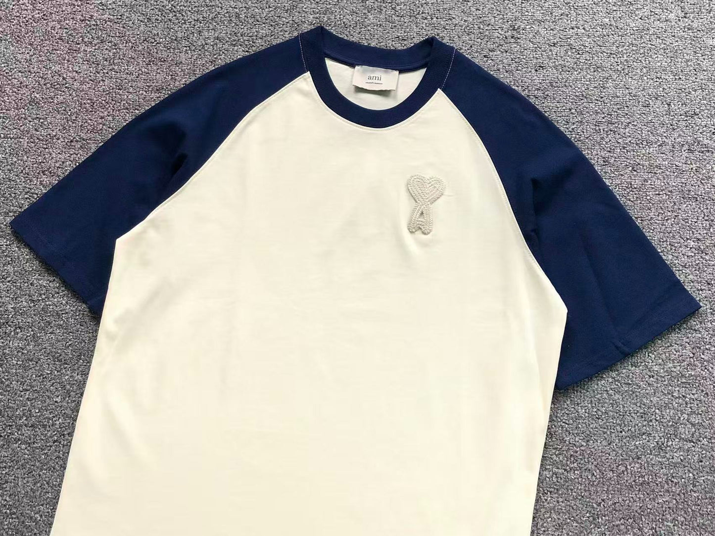 Camiseta AMI Paris Raglan Logo Coração